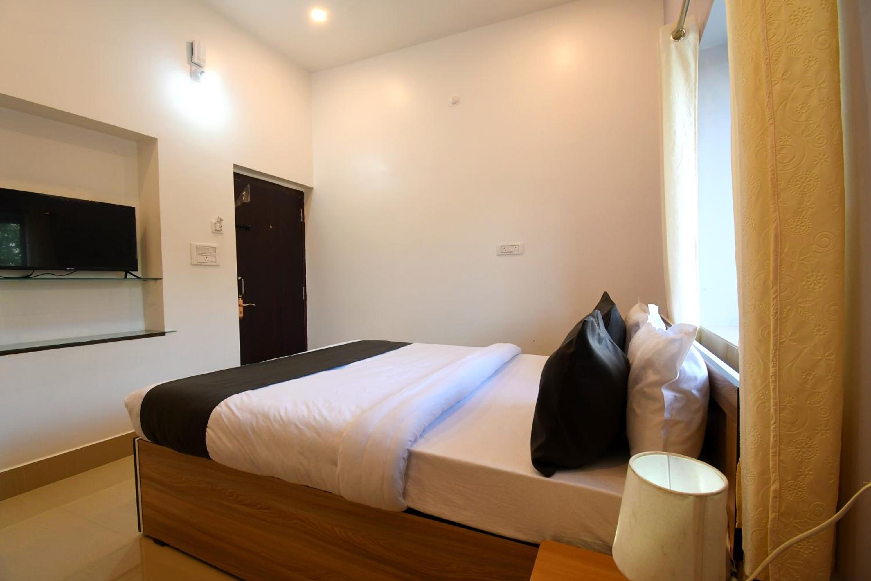 Deluxe Double Room (2 Adults + 1 Child) - Photo 3