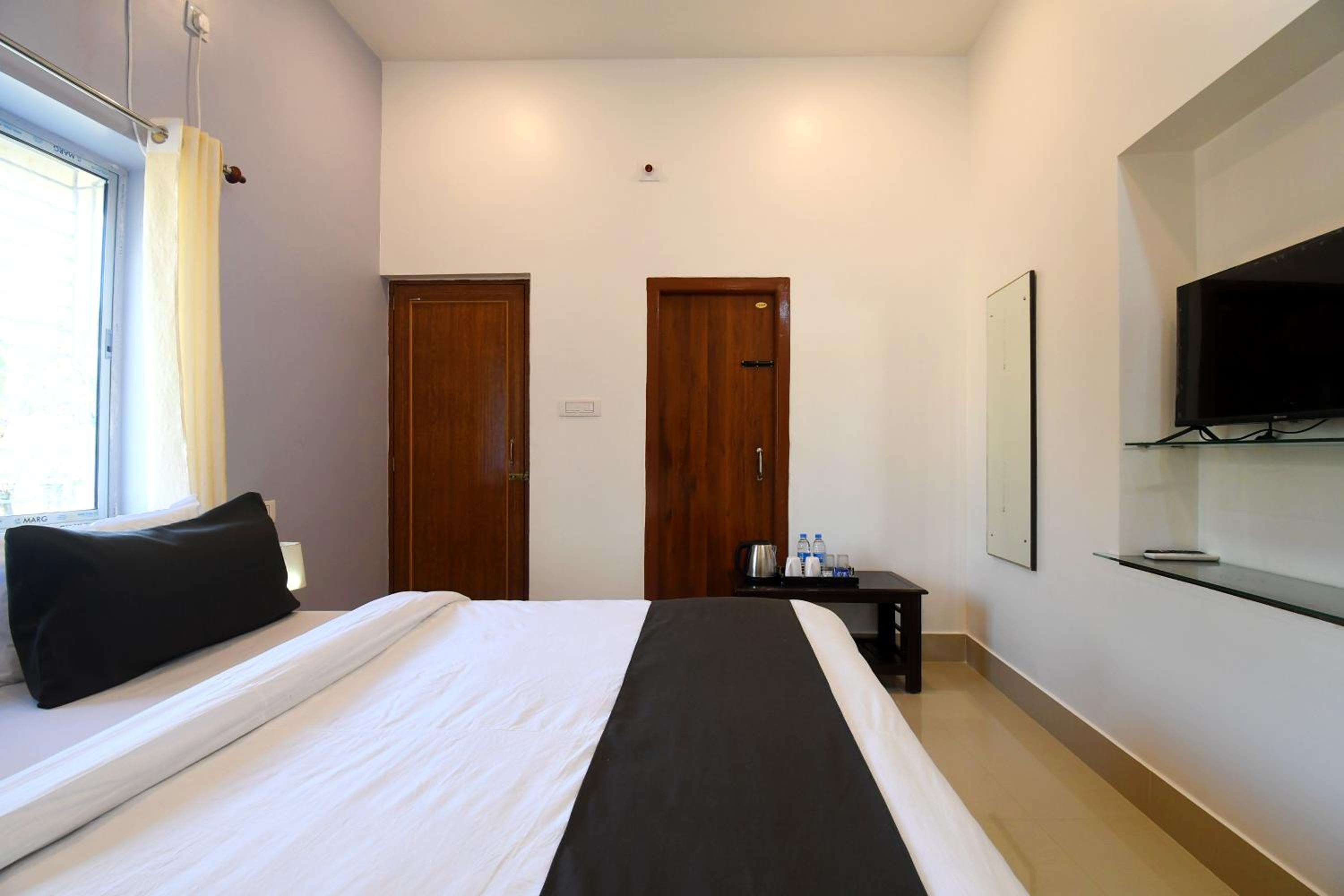 Deluxe Double Room (2 Adults + 1 Child) - Photo 2