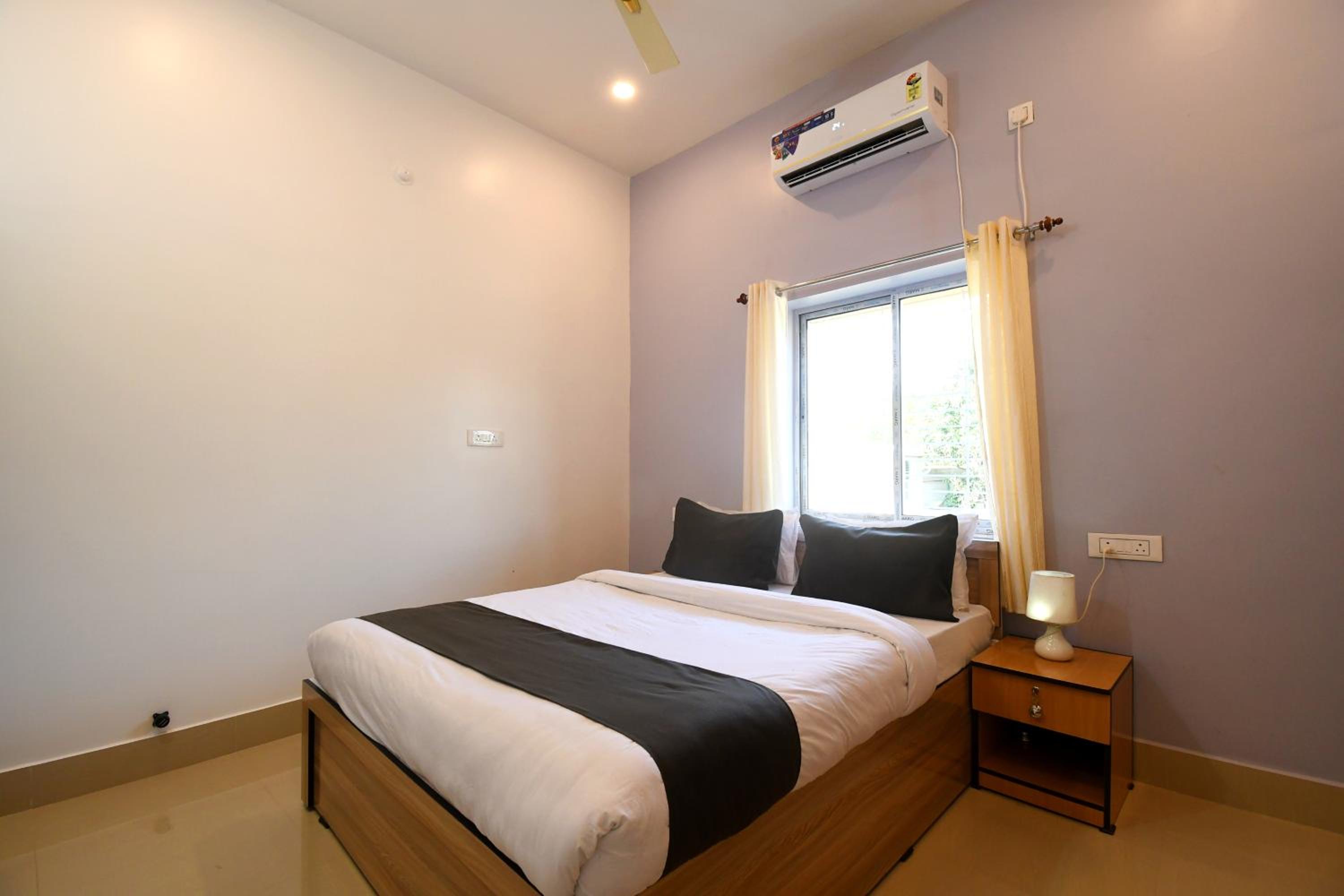 Deluxe Double Room (2 Adults + 1 Child) - Photo 1