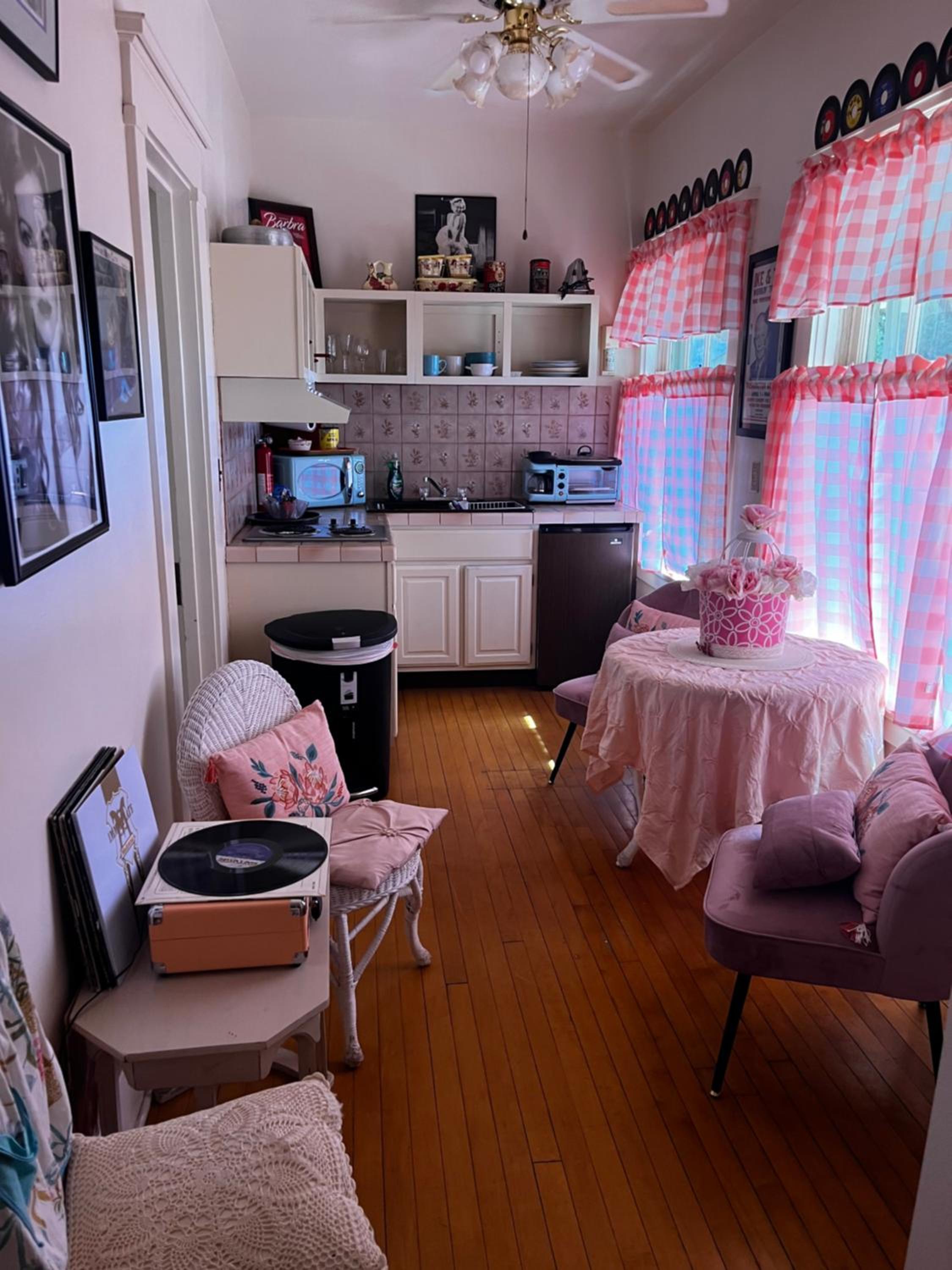 Deluxe Double Room with Bath - Photo 2