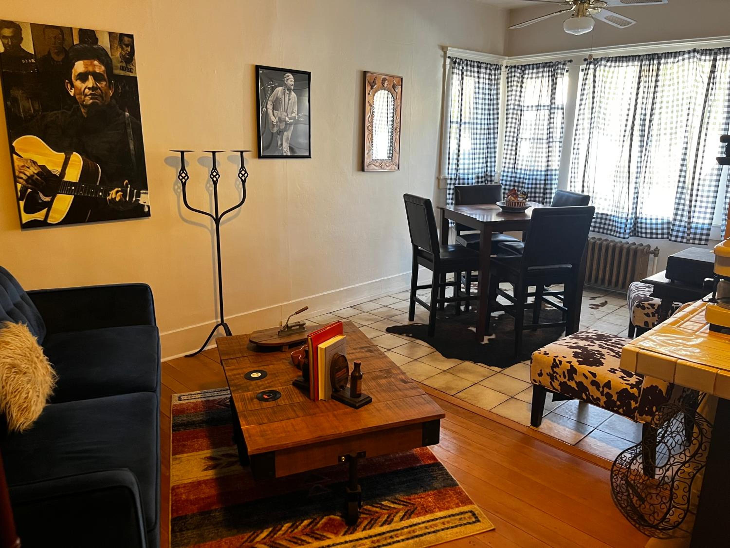 Deluxe Queen Suite - Photo 5