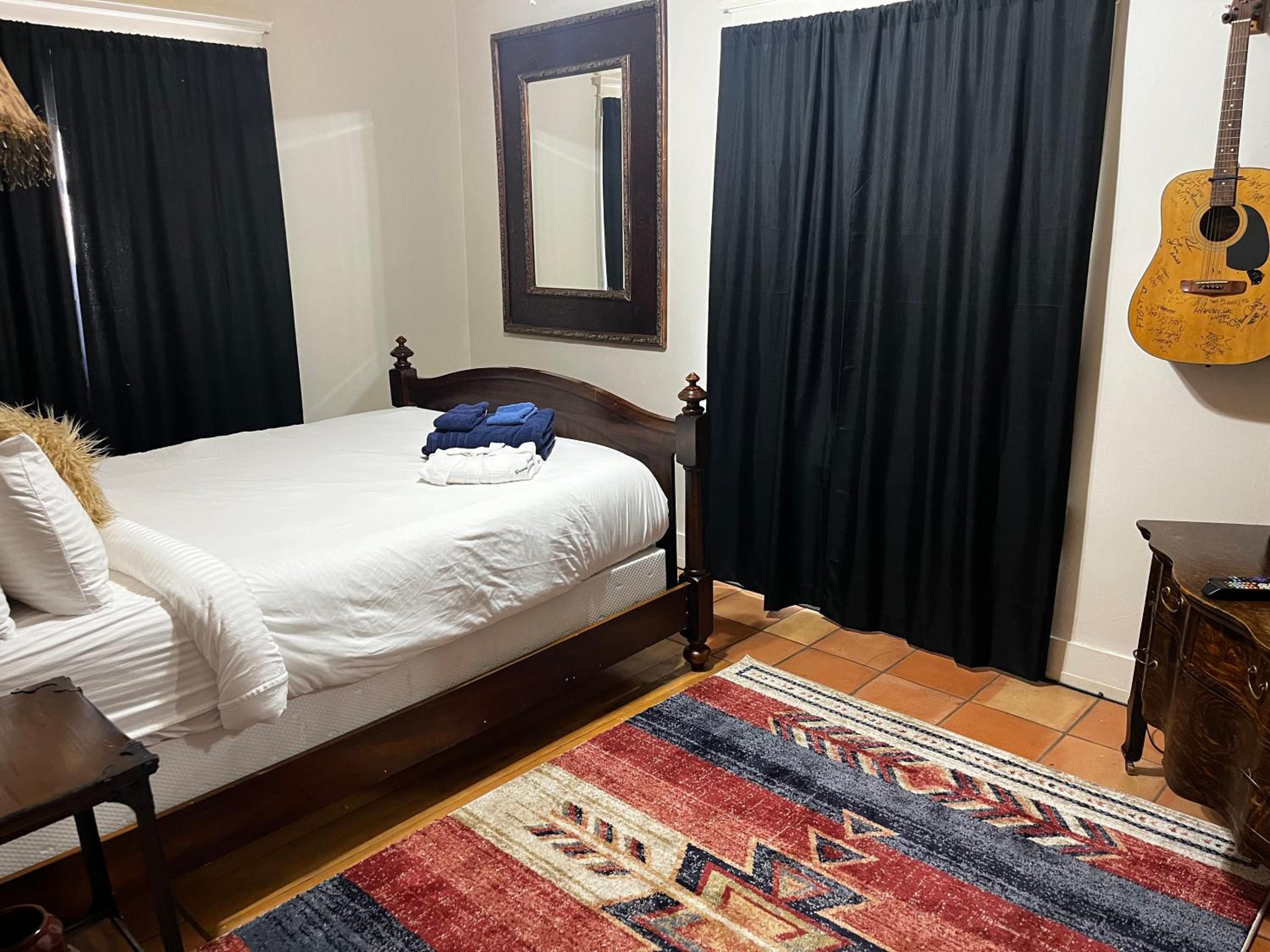 Deluxe Queen Suite - Photo 6