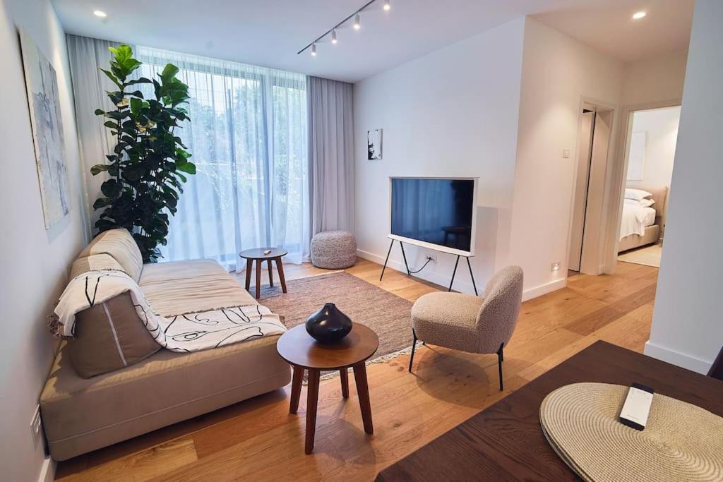 One-Bedroom Deluxe Apartment
