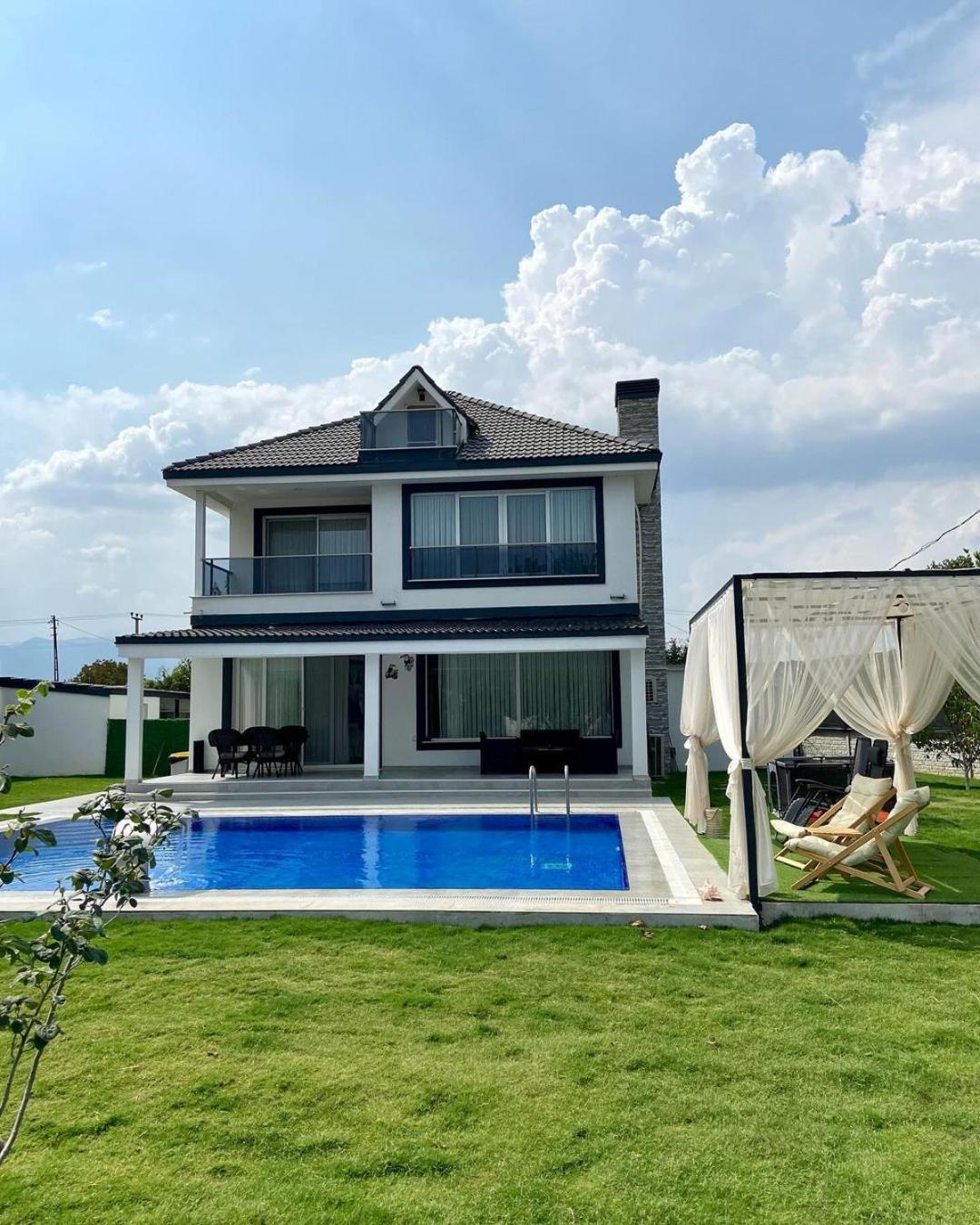Three-Bedroom Villa photo 2