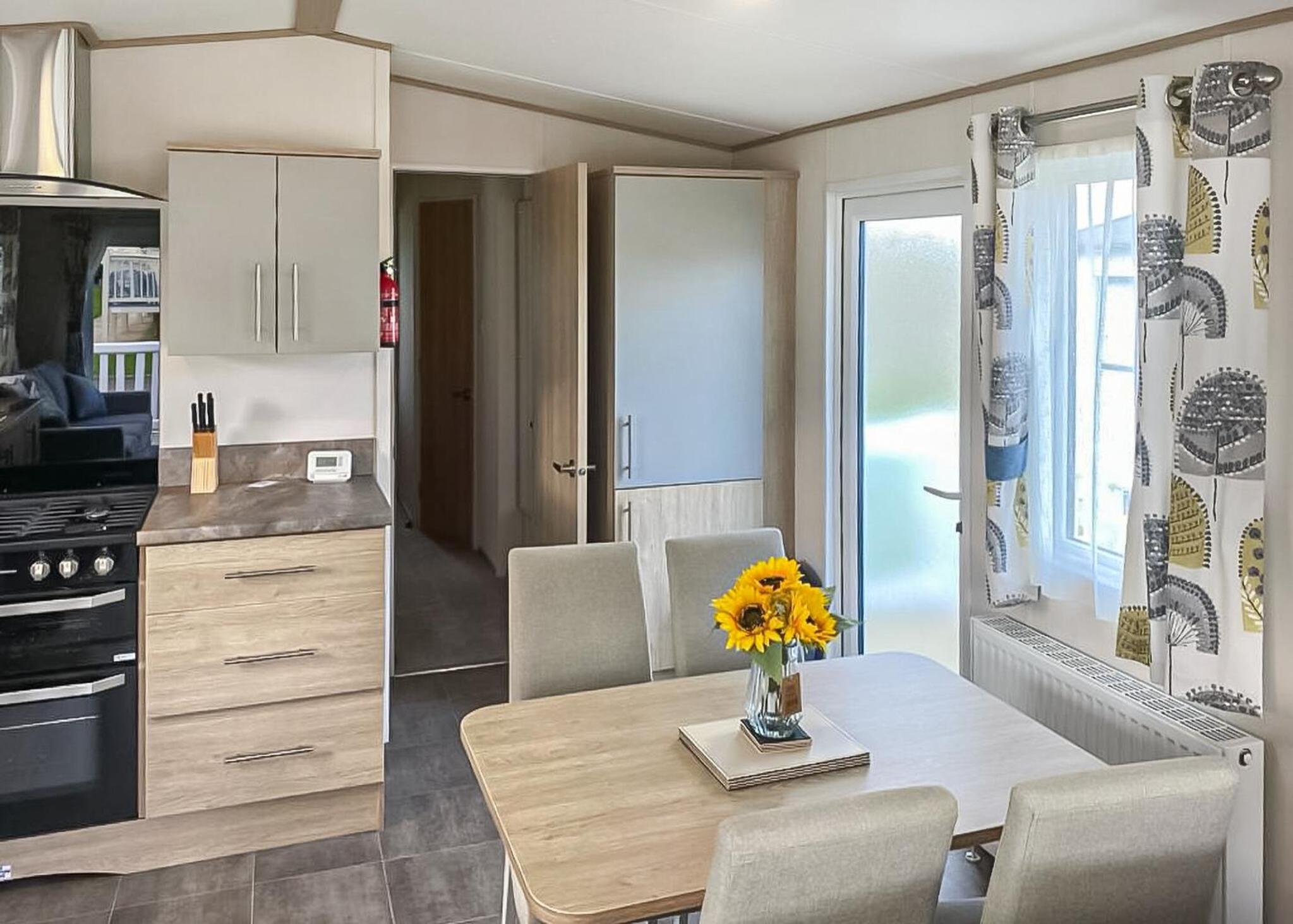 Mobile Home 4 photo 3