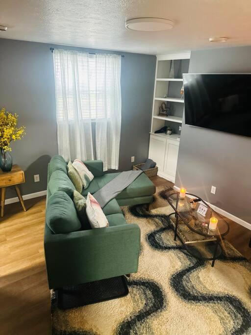One-Bedroom Apartment photo 1
