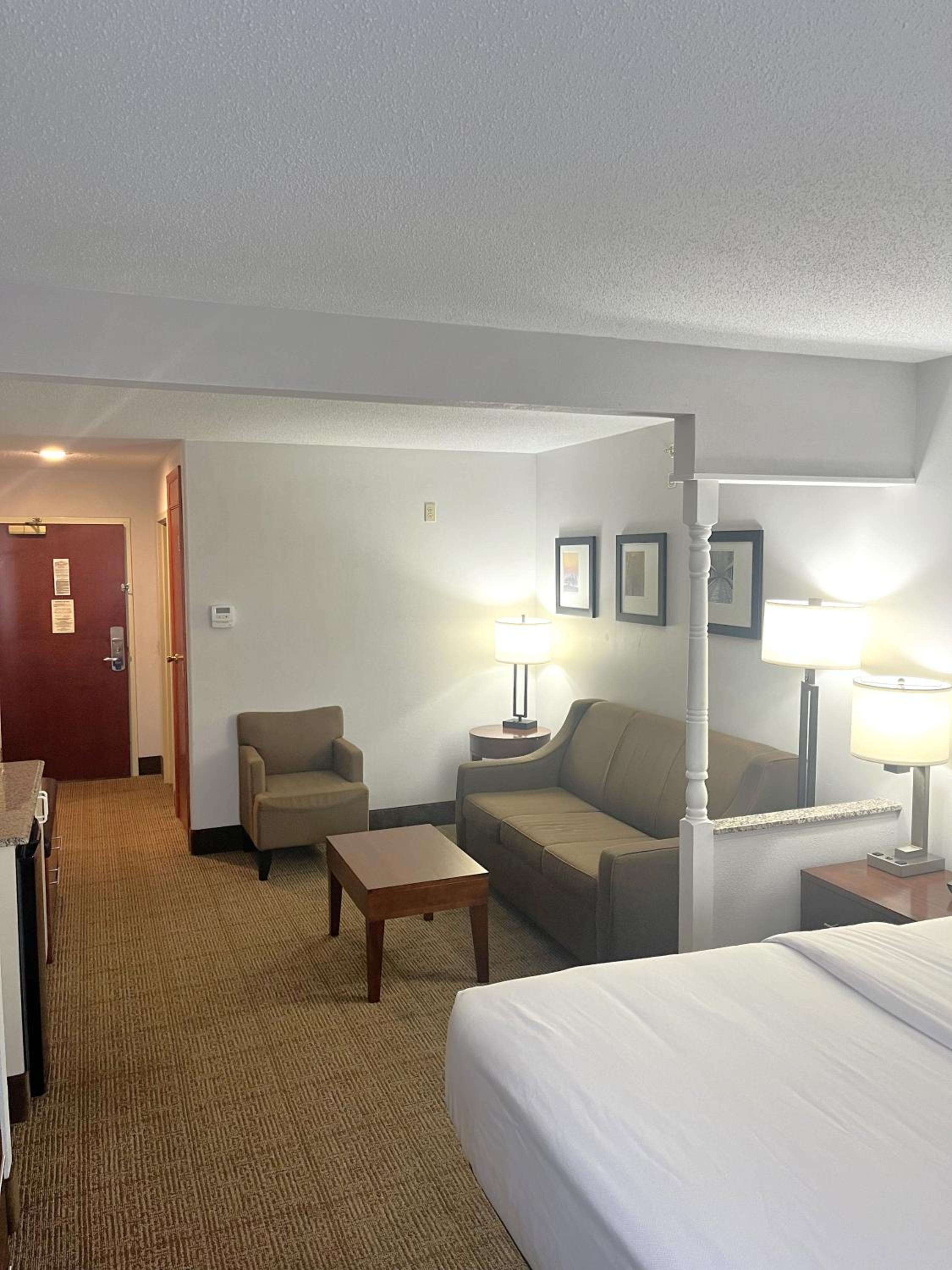King Suite - Non-Smoking - Photo 3