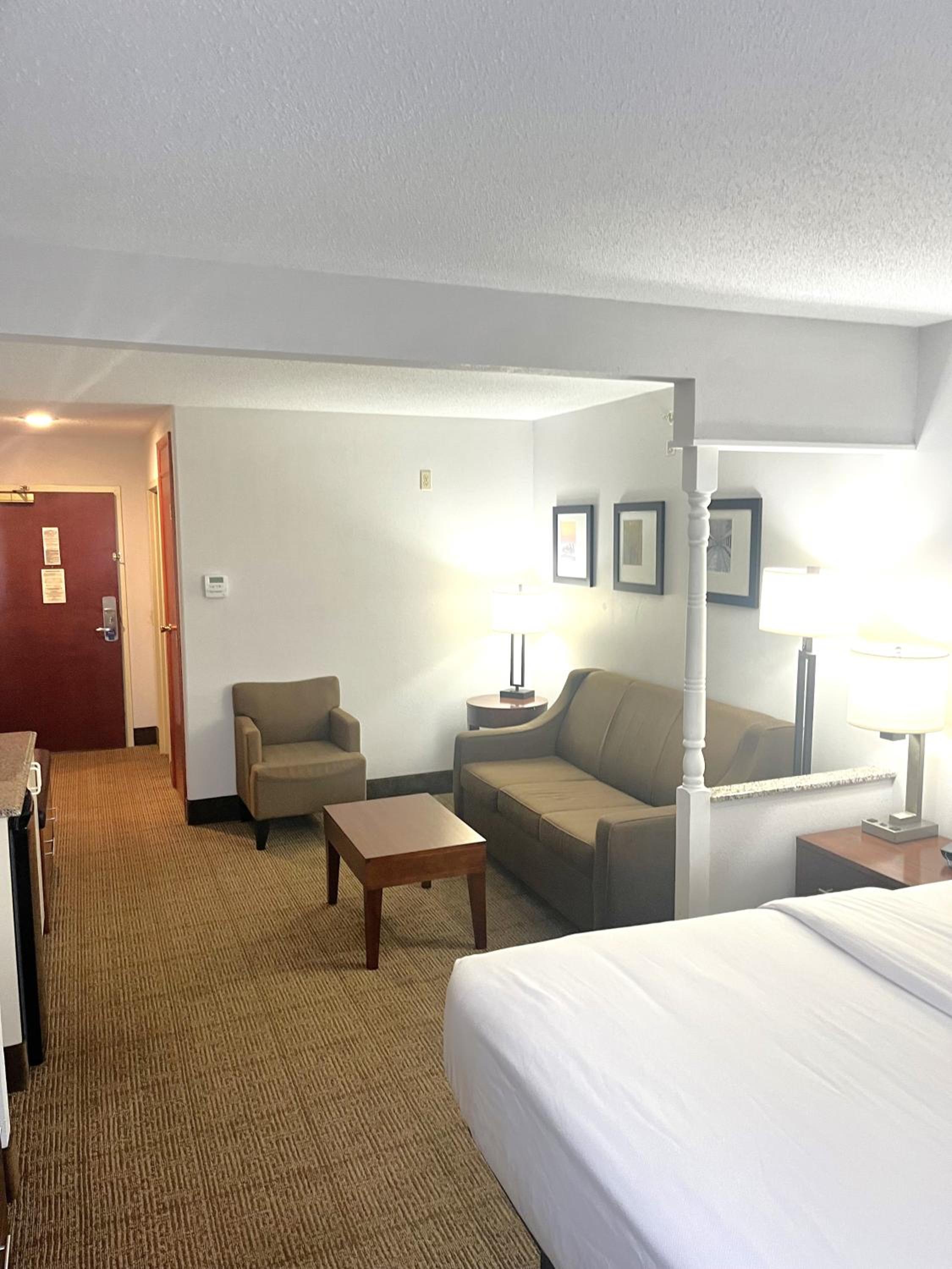 Queen Suite with Two Queen Beds - Non-Smoking - Photo 3