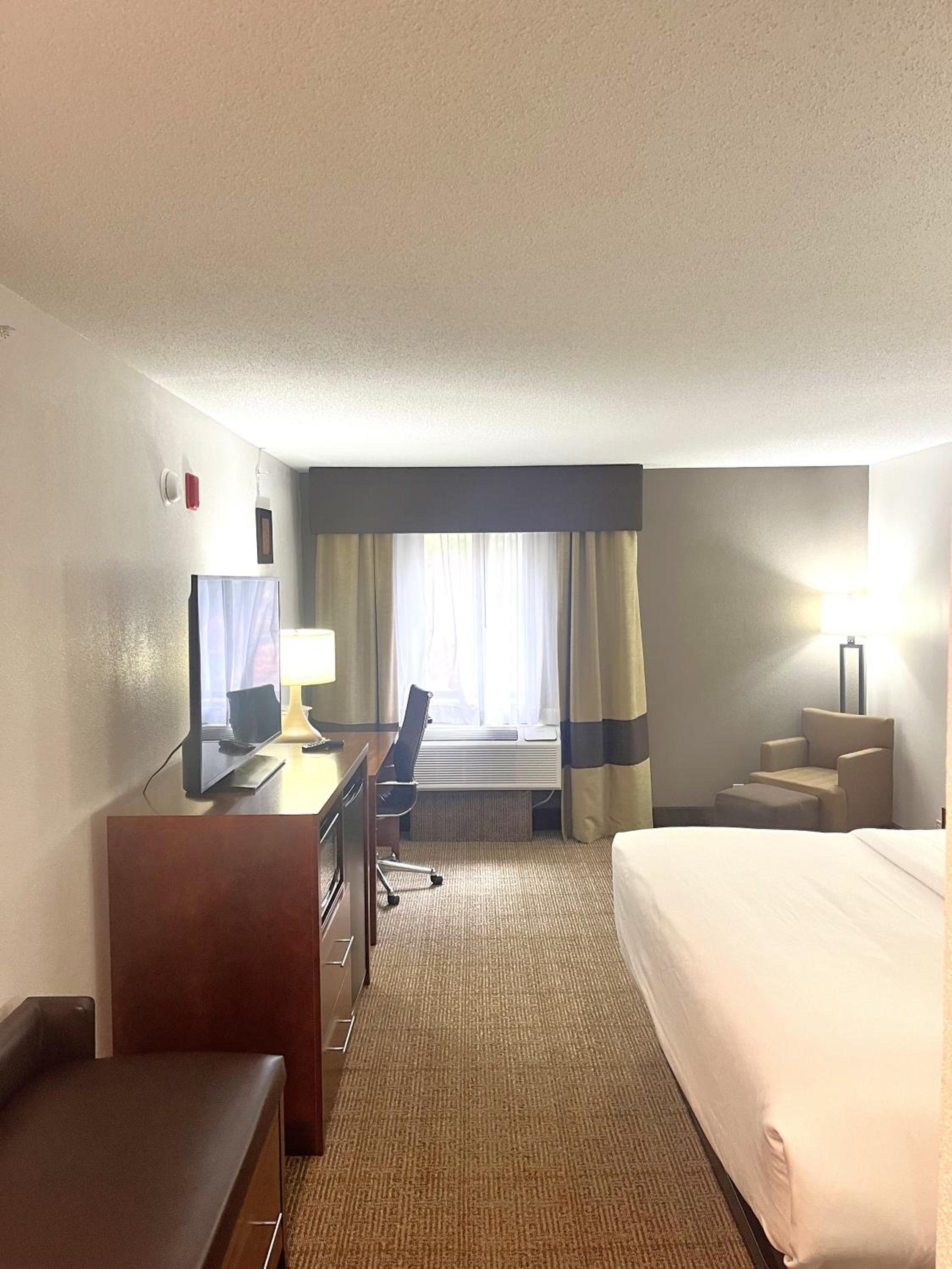 King Suite - Accessible/Non-Smoking - Photo 2