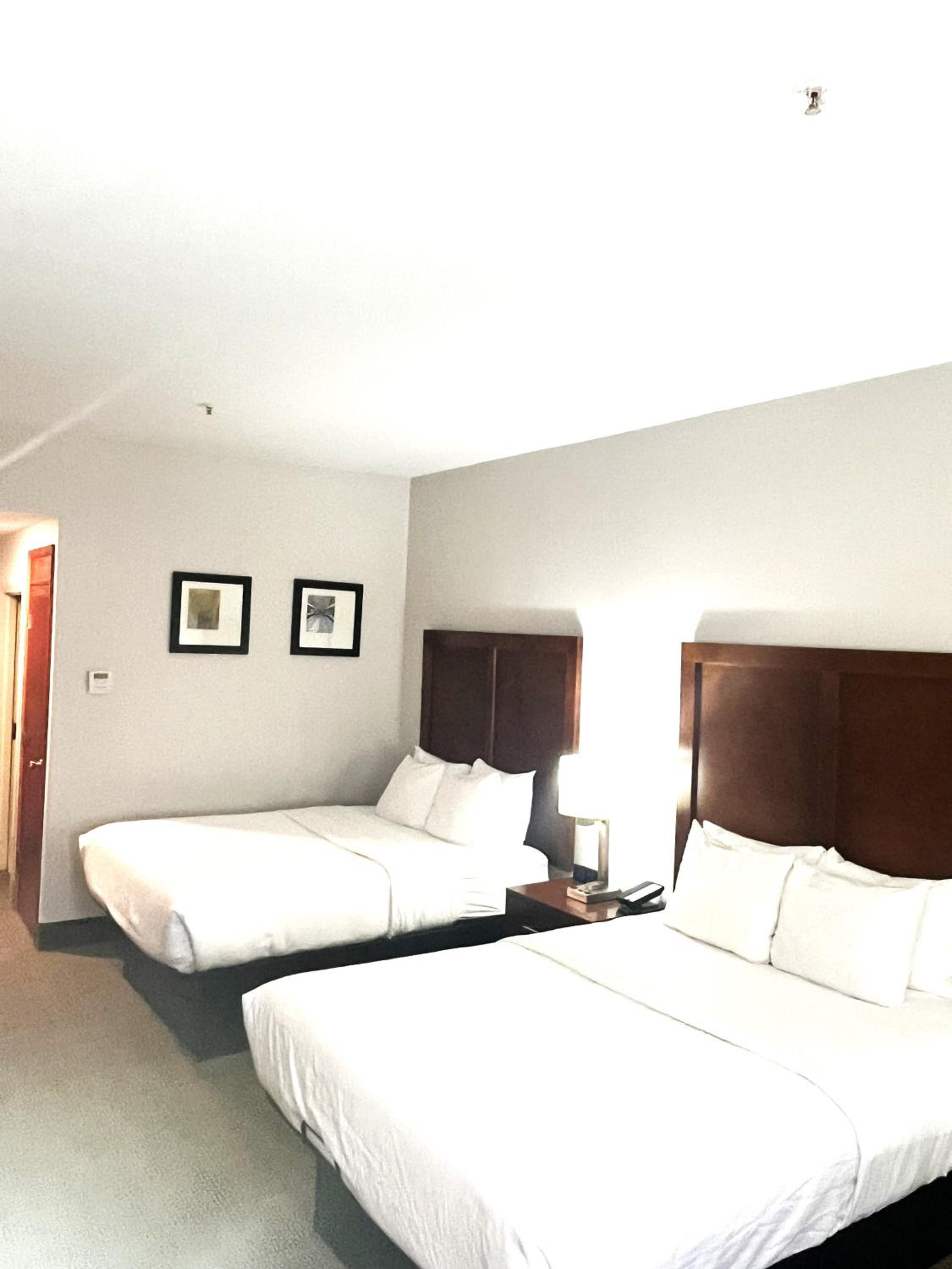 Queen Room with Two Queen Beds - Non-Smoking - Photo 4