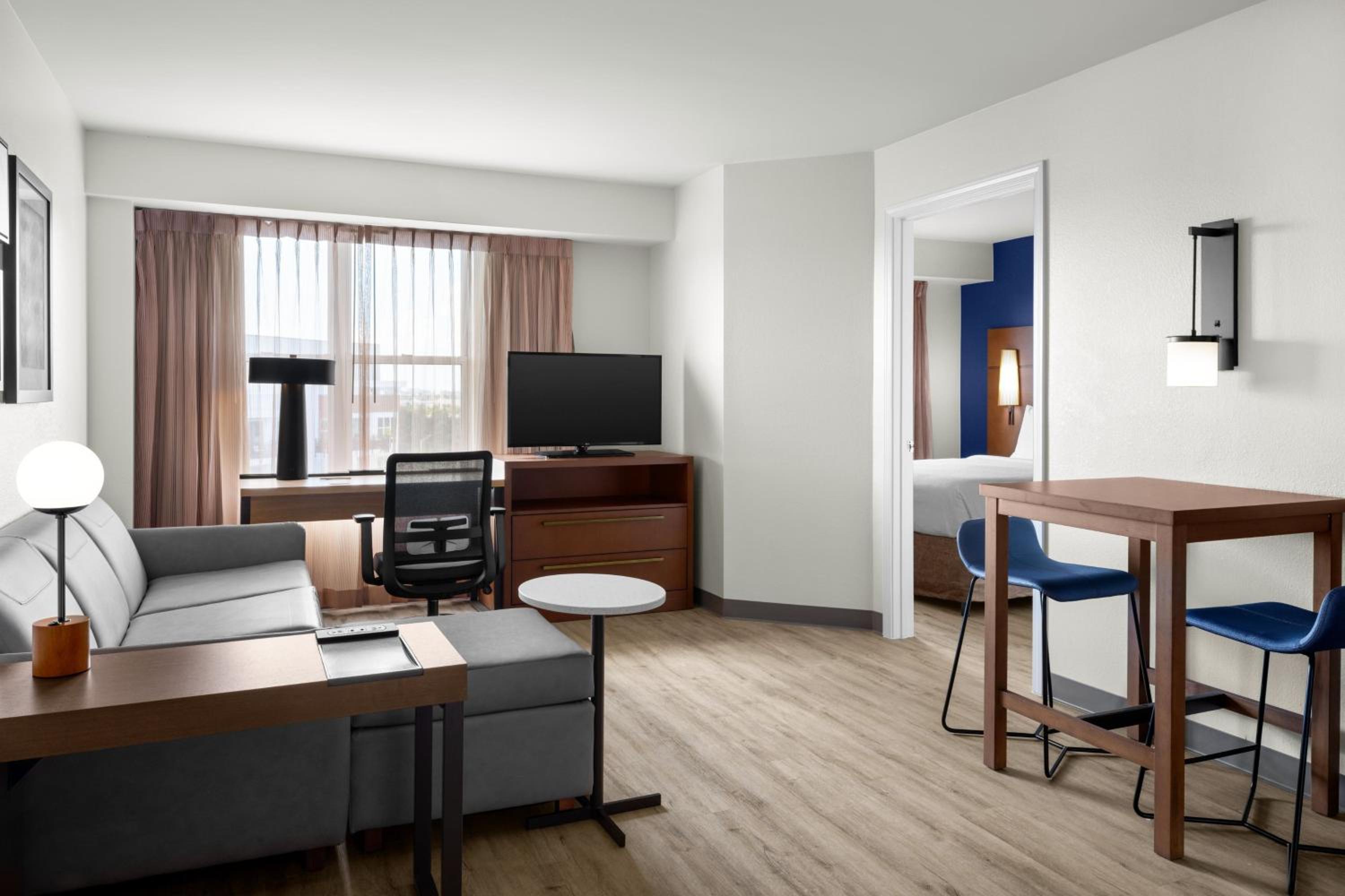 One-Bedroom Queen Suite with Sofa Bed - Photo 3