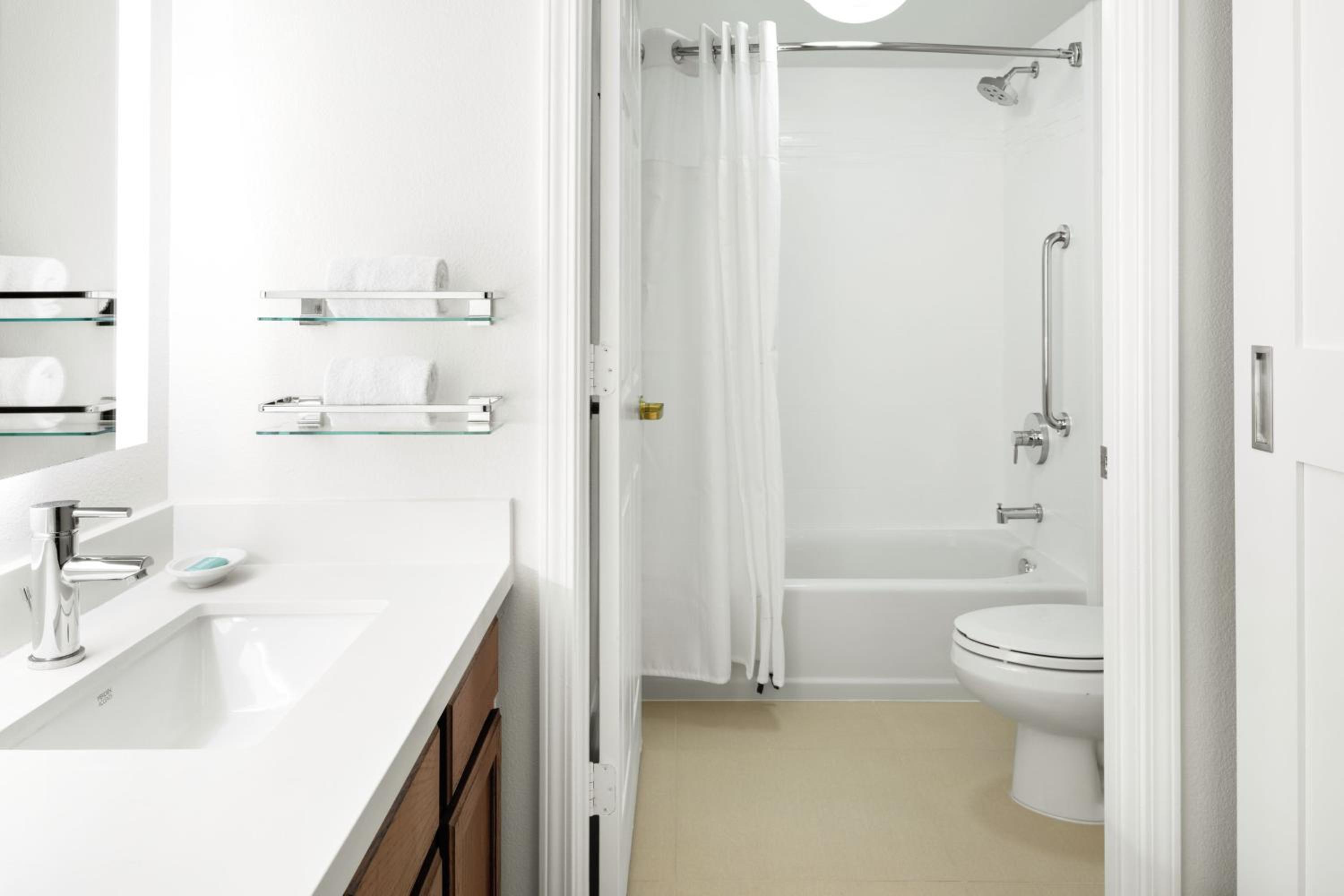 Two-Bedroom Suite - Photo 3