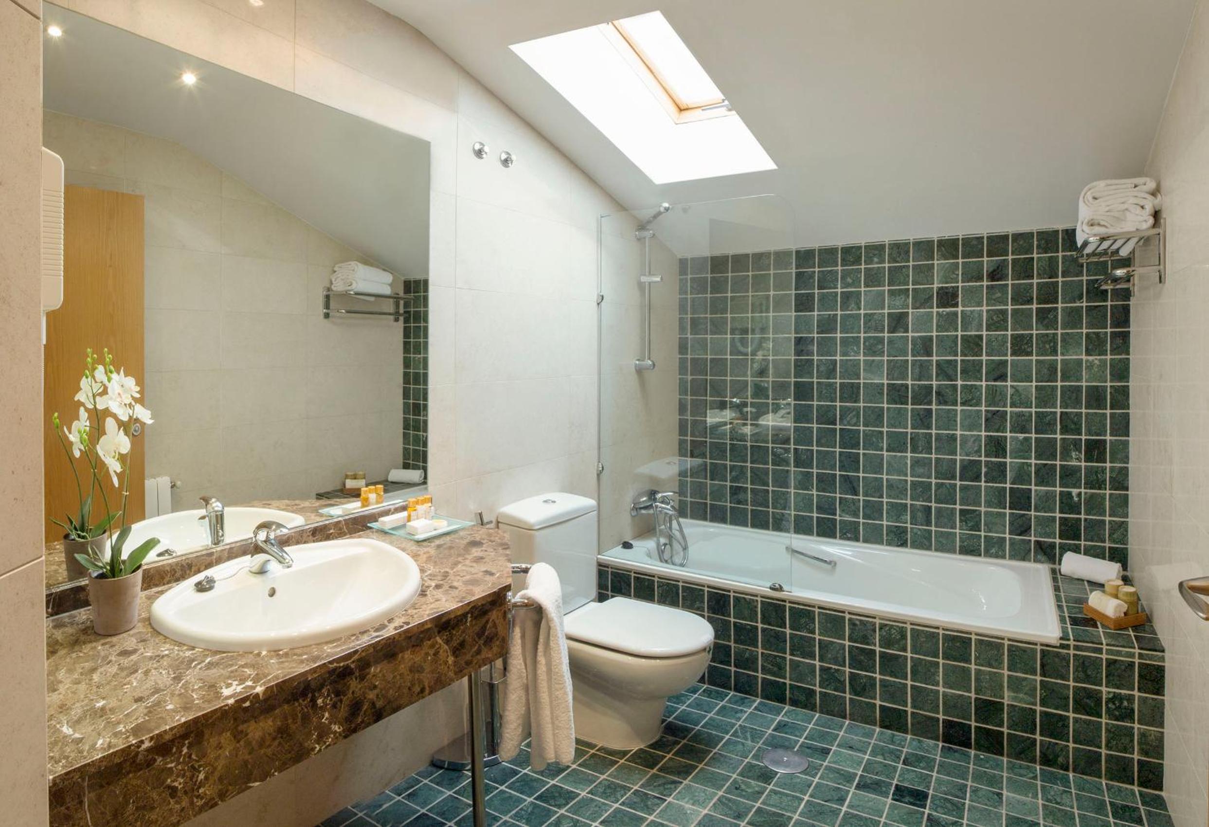 Double or Twin Room - Photo 6