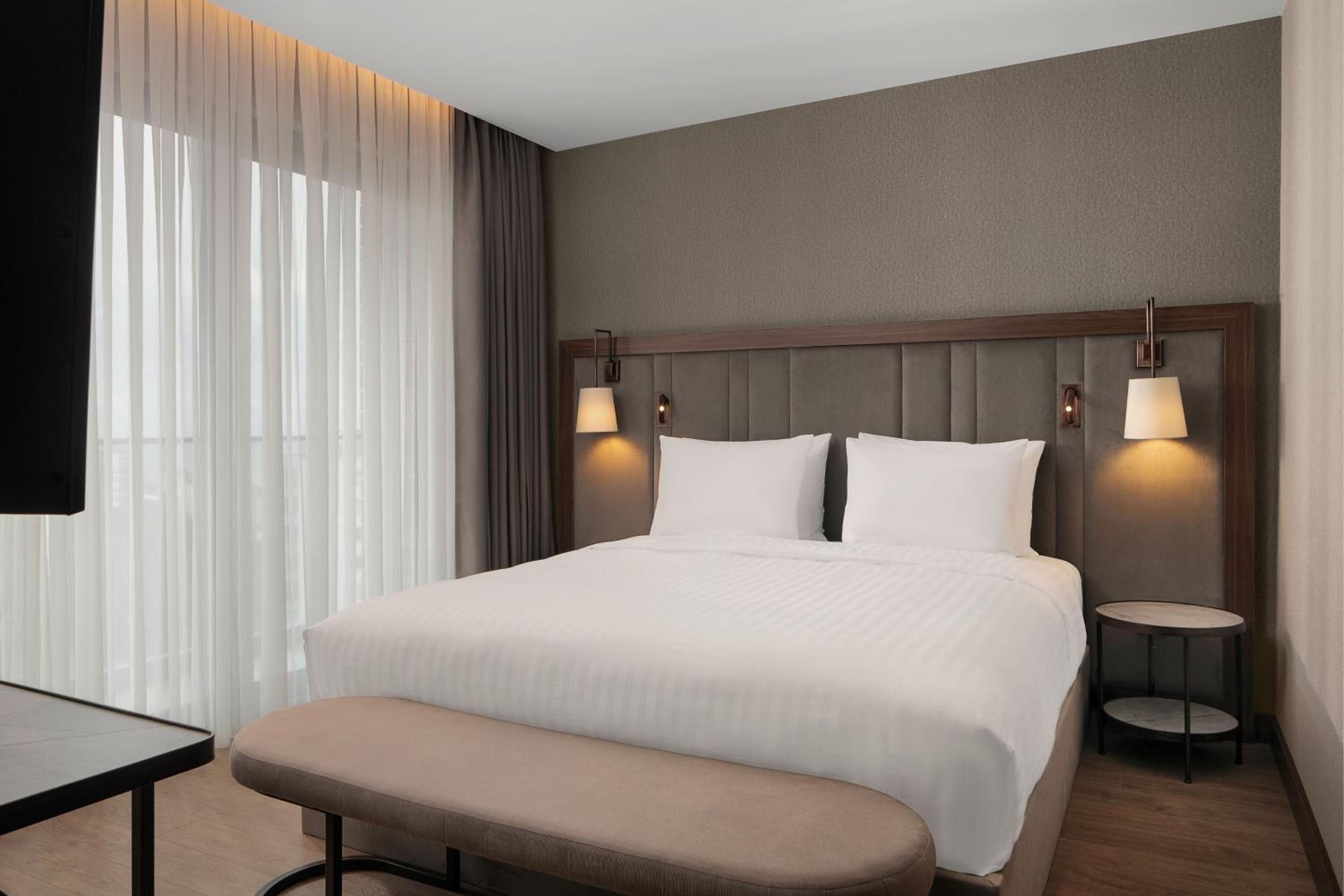 One-Bedroom King Suite with Sofa Bed and City View - Photo 12