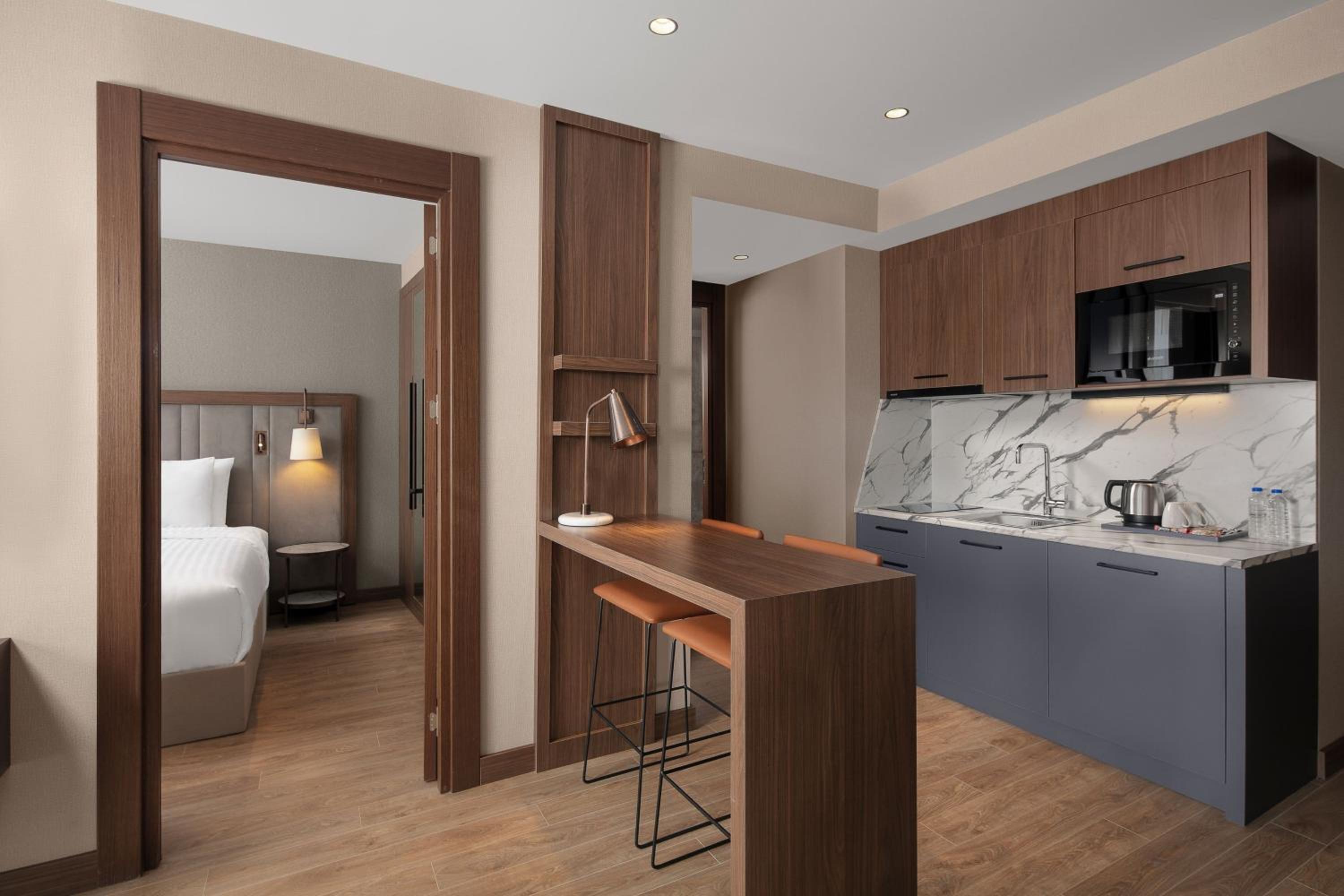 One-Bedroom King Suite with Sofa Bed and Sea View - Photo 8