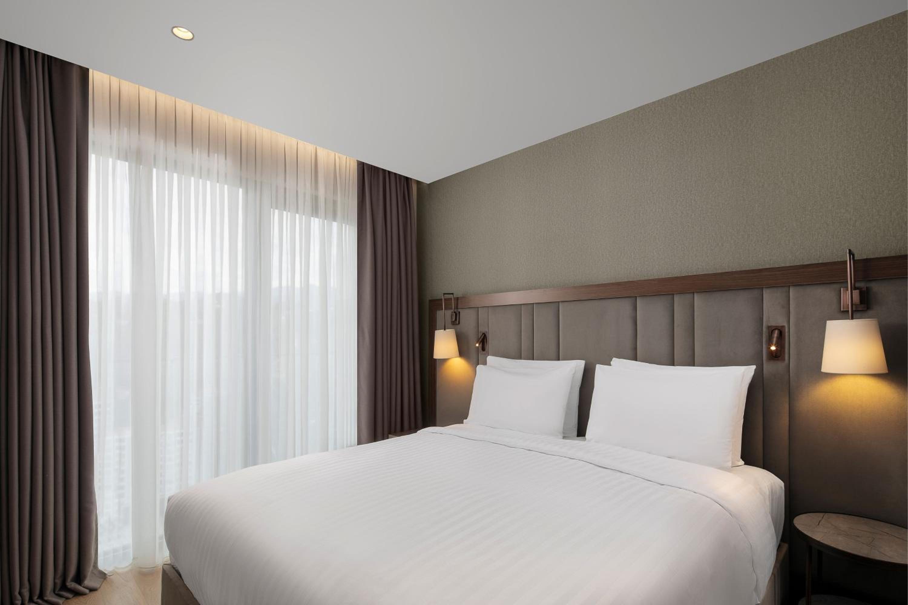 One-Bedroom King Suite with Sofa Bed and Sea View - Photo 6