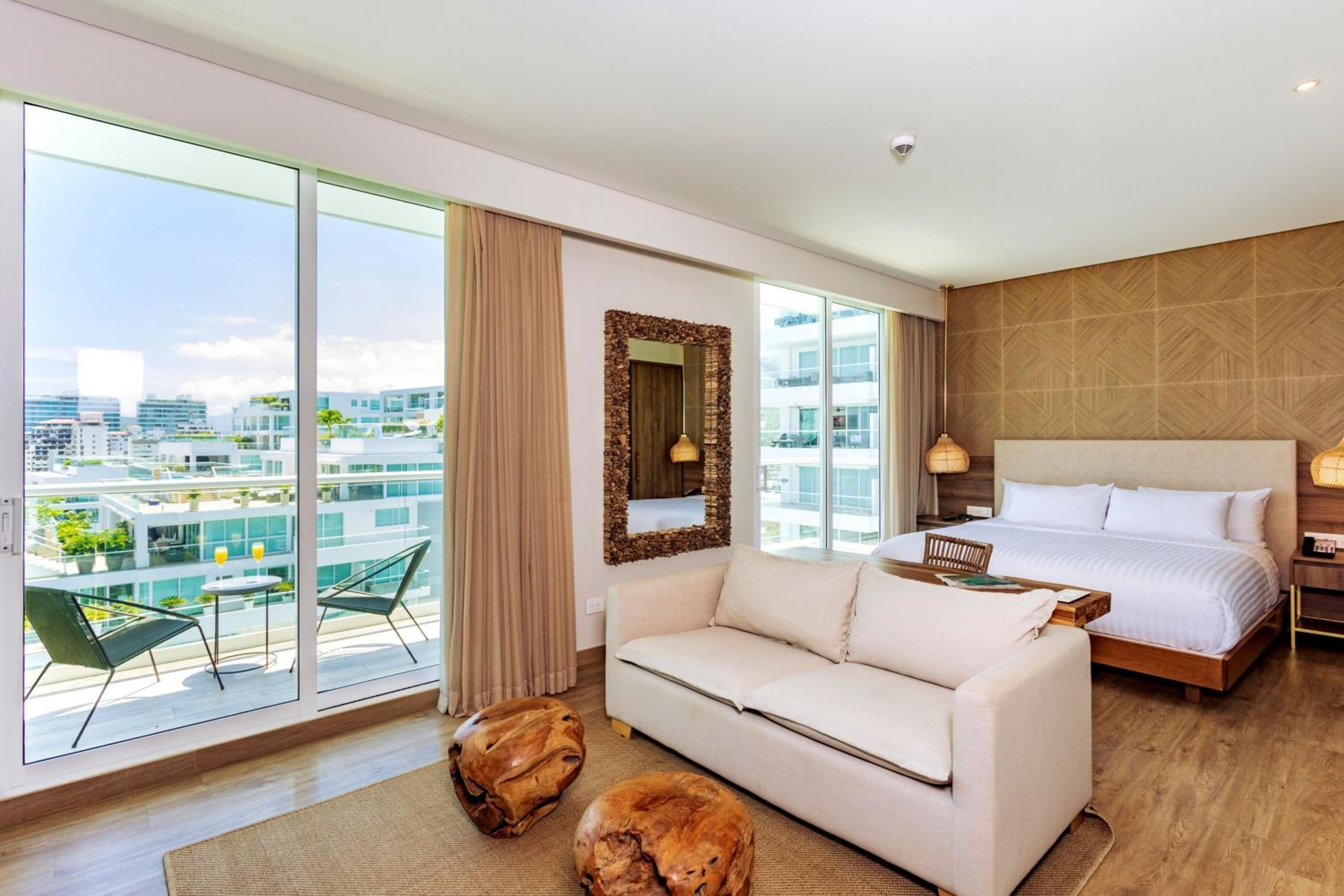 Suite Junior, 1 cama King, sofá cama, vista parcial al mar, balcón photo 3