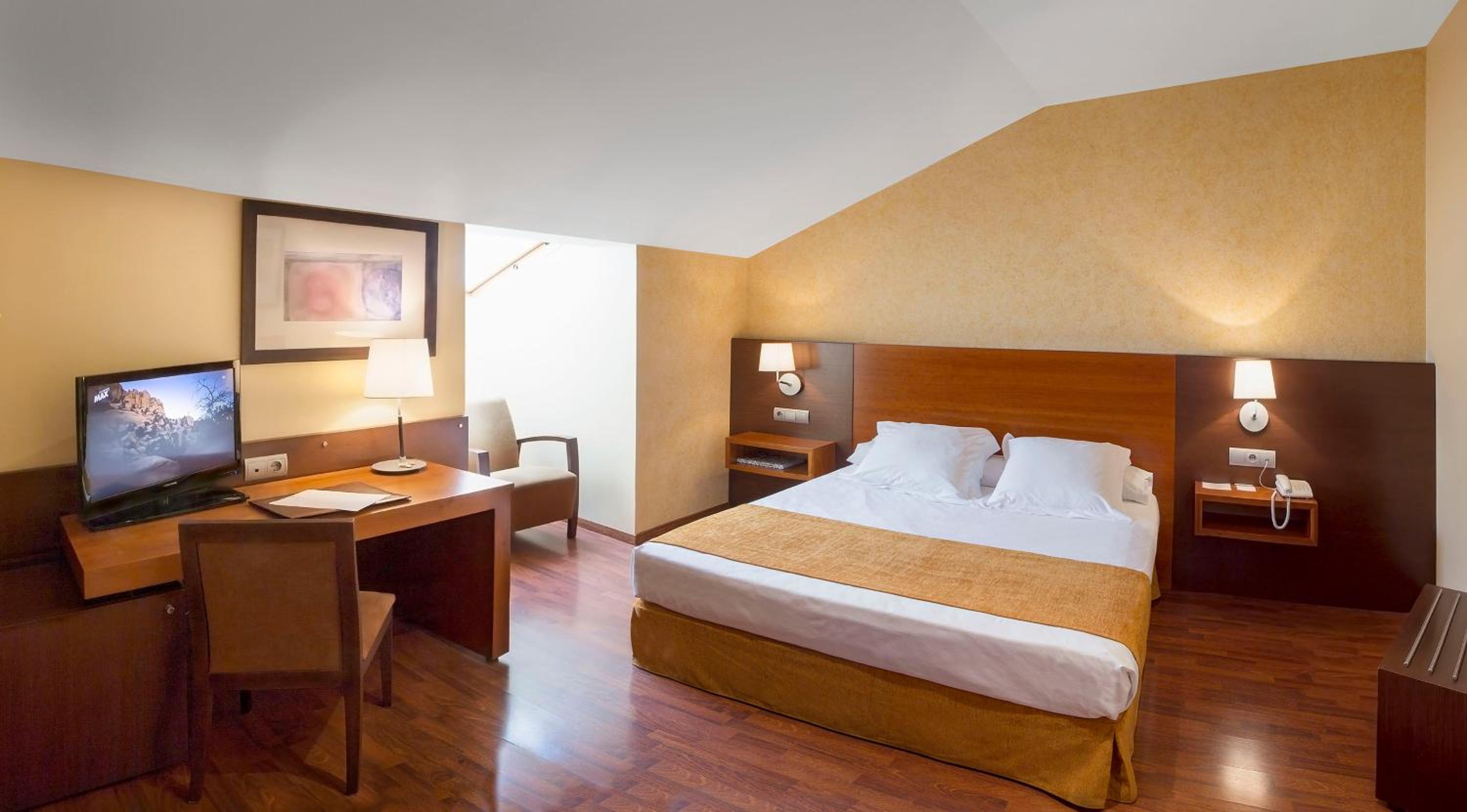 Double or Twin Room - Photo 8