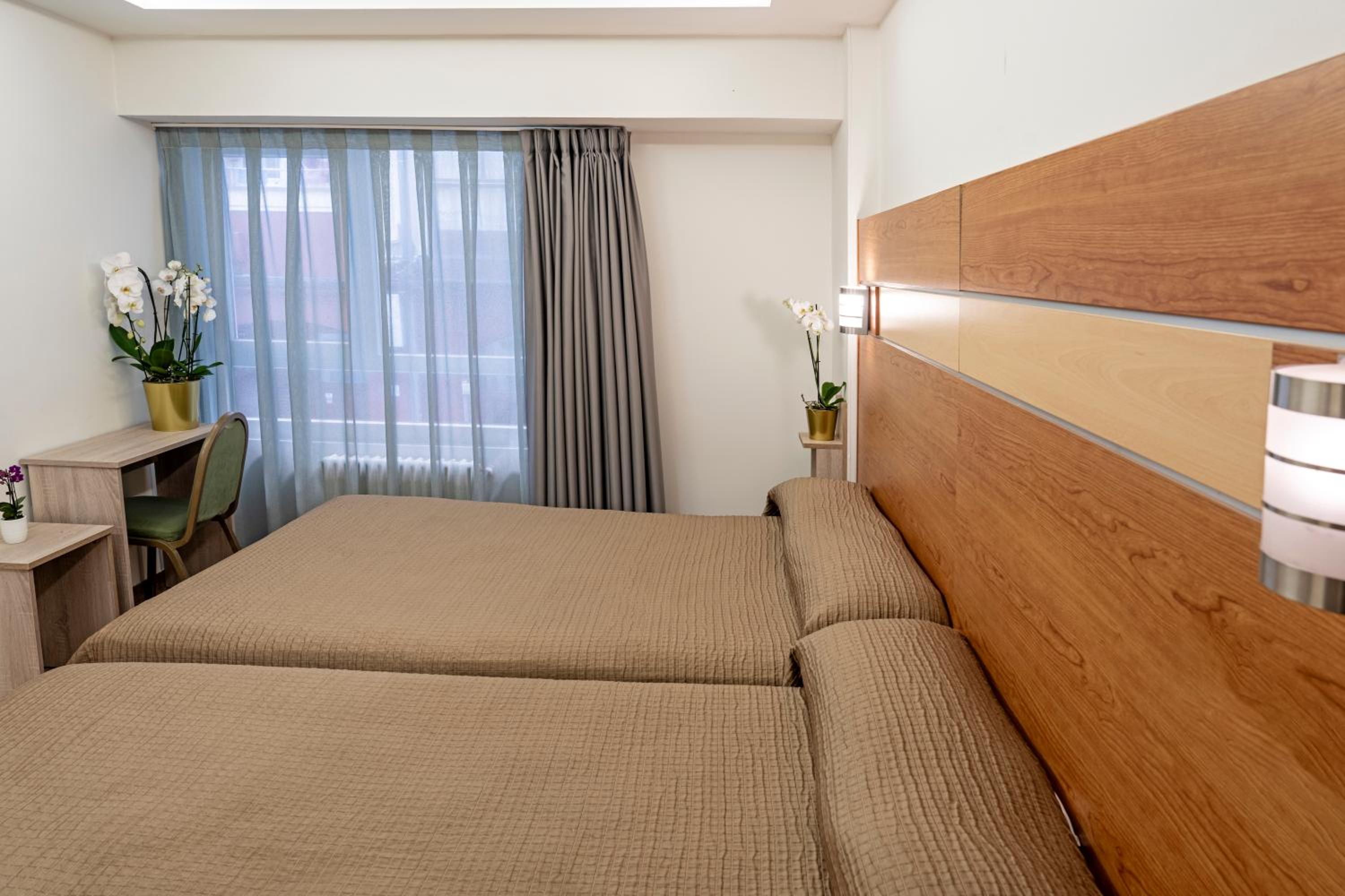 2 Single Beds, Premium Room - Photo 3