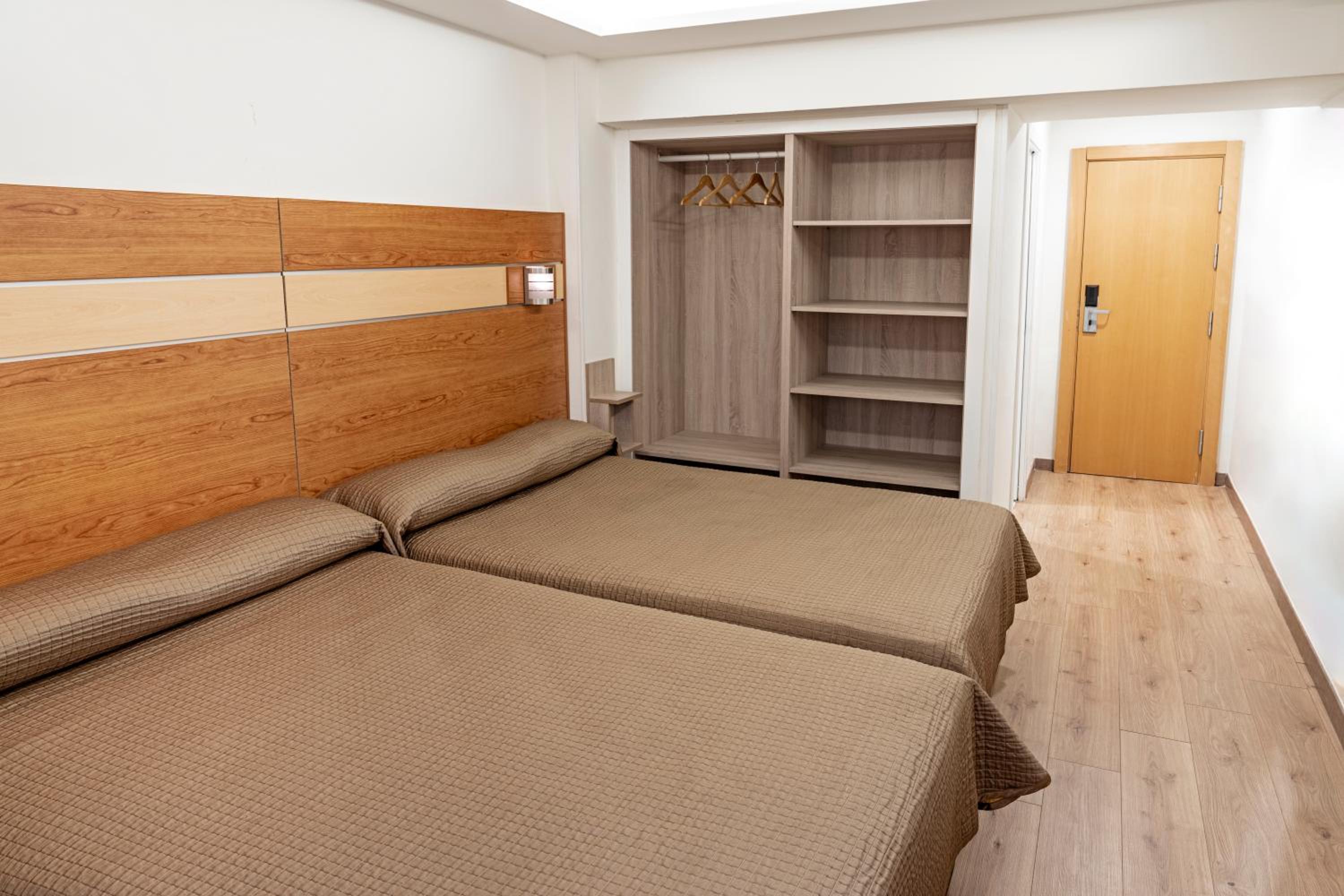 2 Single Beds, Premium Room - Photo 2