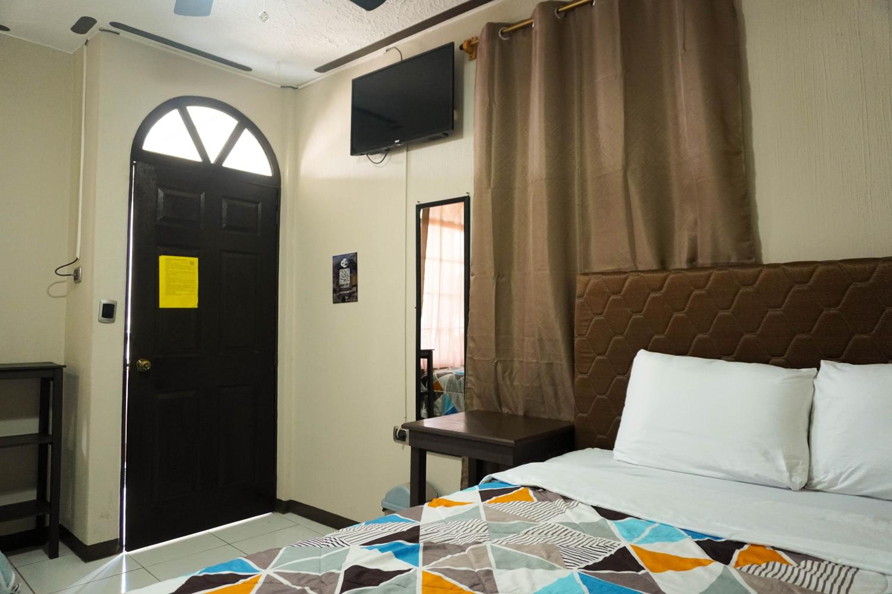 Twin Room with Private Bathroom photo 3