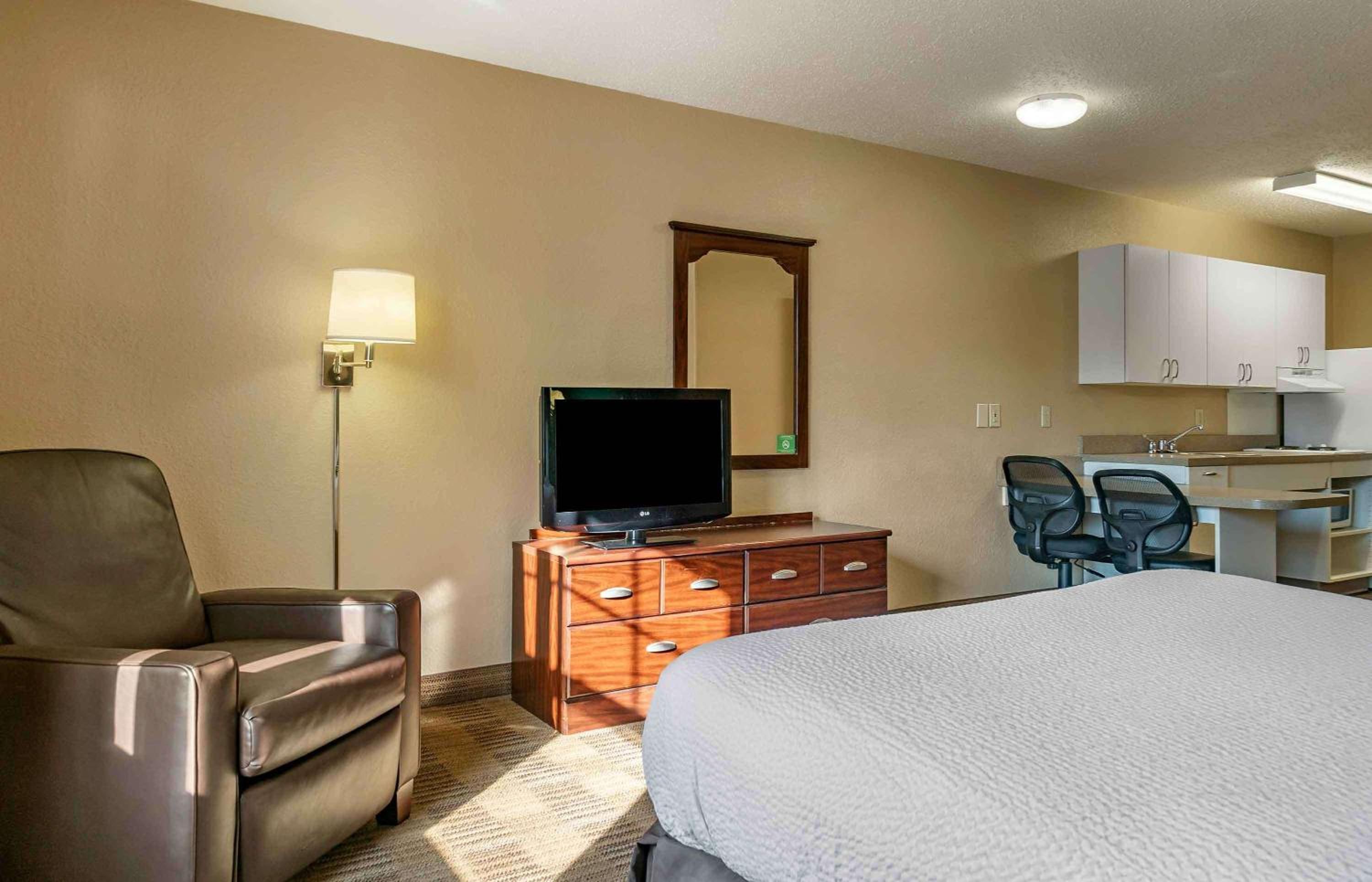 Queen studio with 1 Queen Bed - Disability Access/Non-Smoking - Photo 1