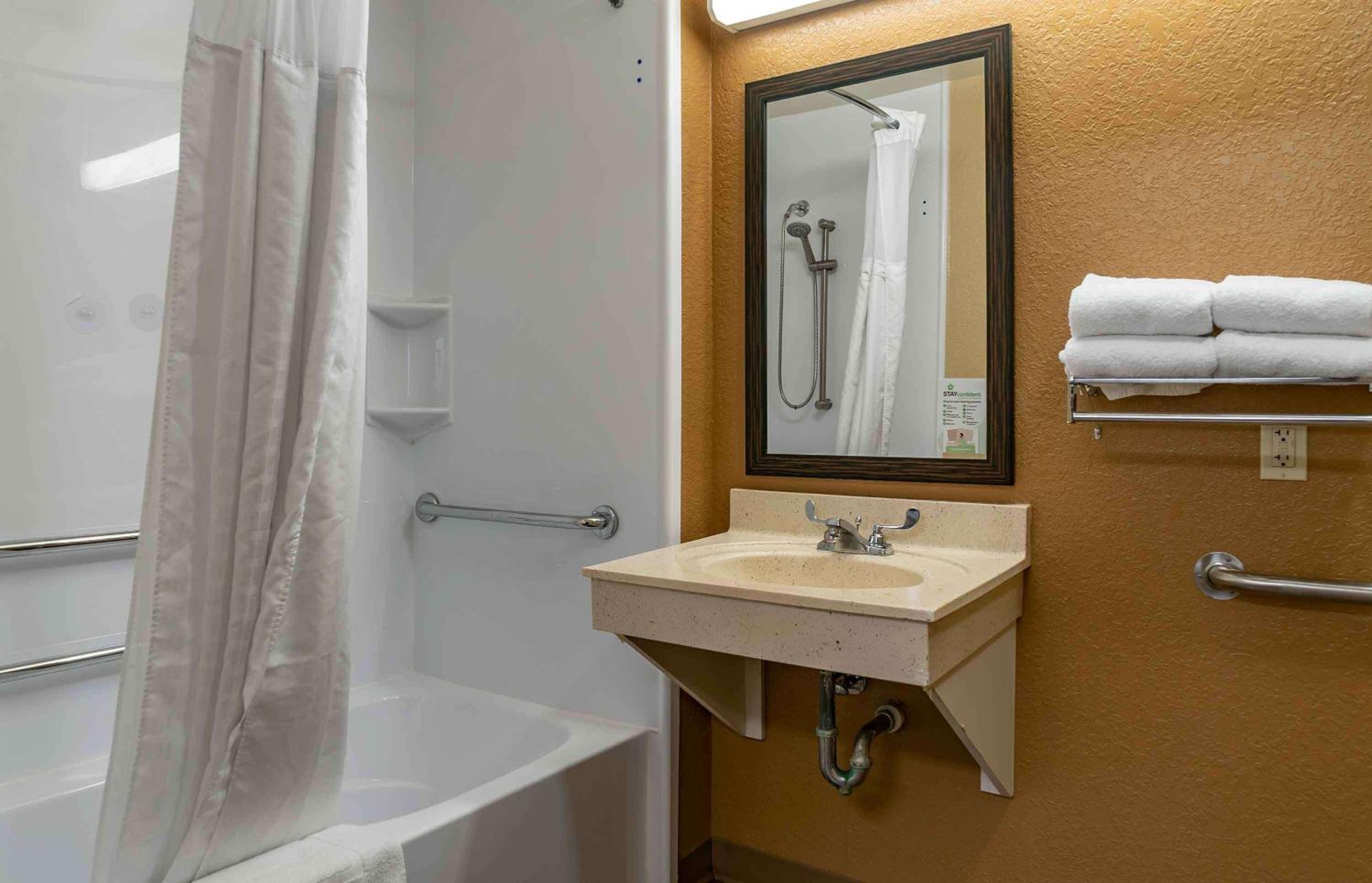Queen studio with 1 Queen Bed - Disability Access/Non-Smoking - Photo 5