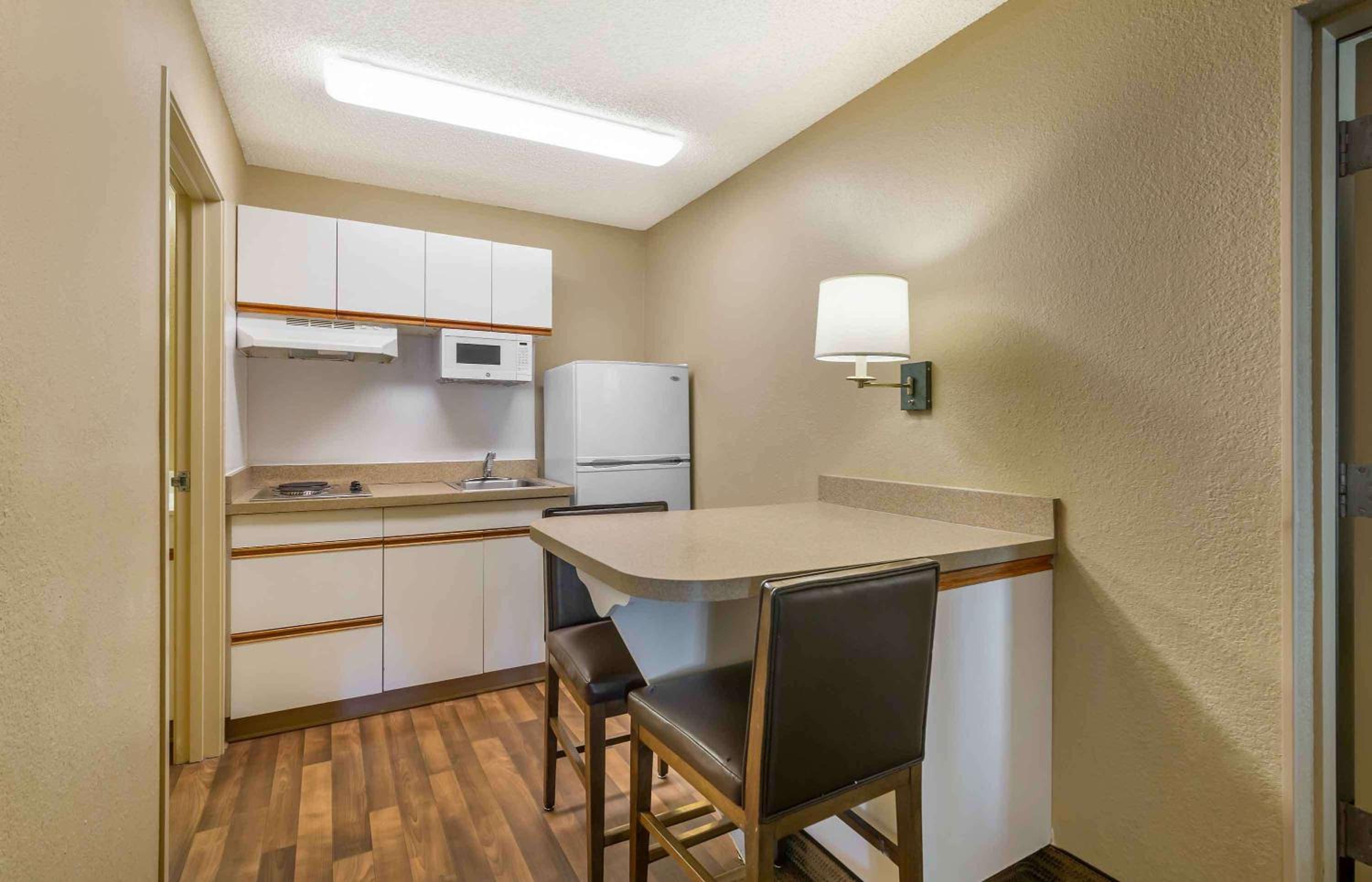 One Bedroom Suite - Non-Smoking - Photo 5