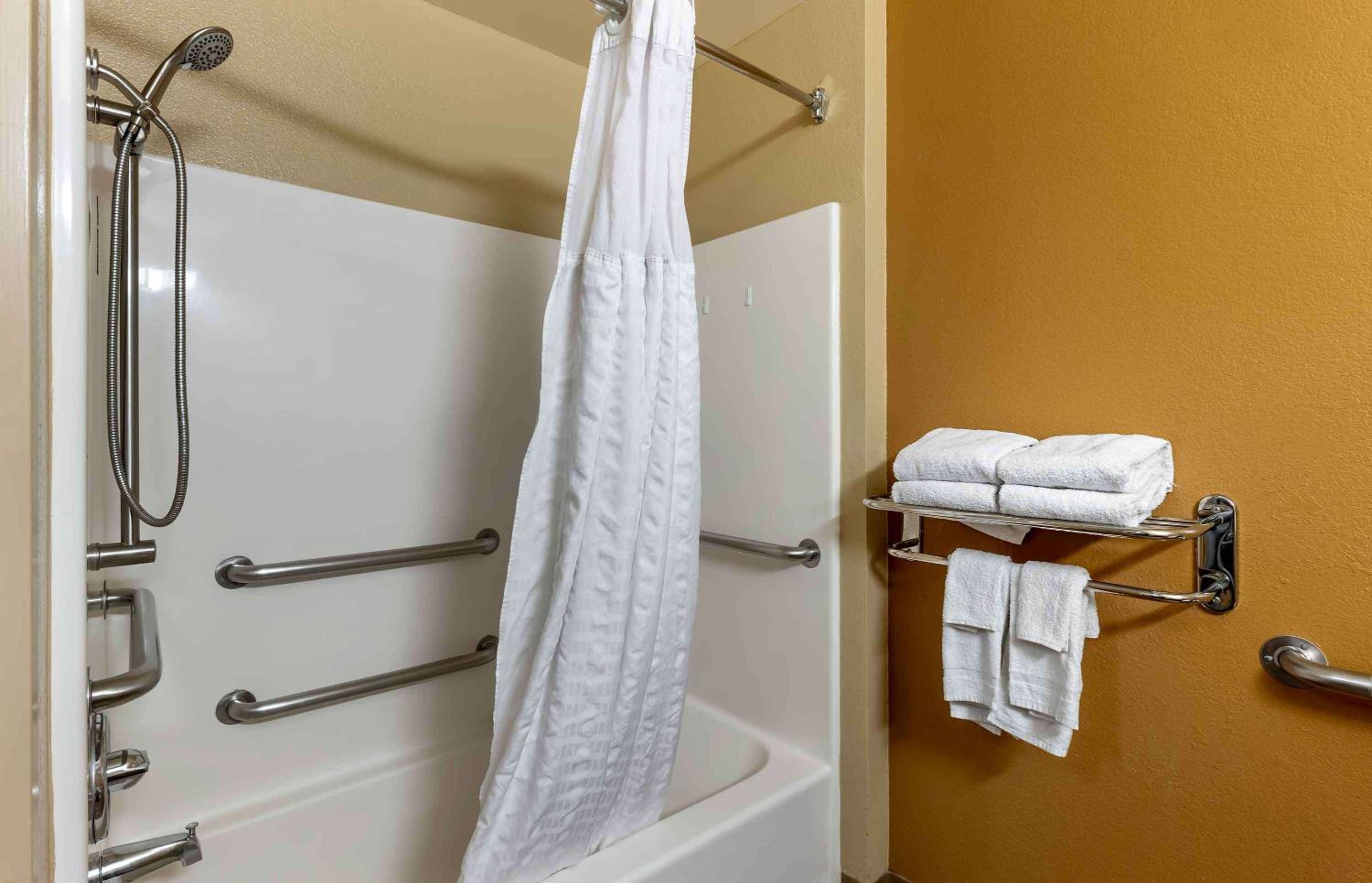 Queen studio with 1 Queen Bed - Disability Access/Non-Smoking - Photo 2