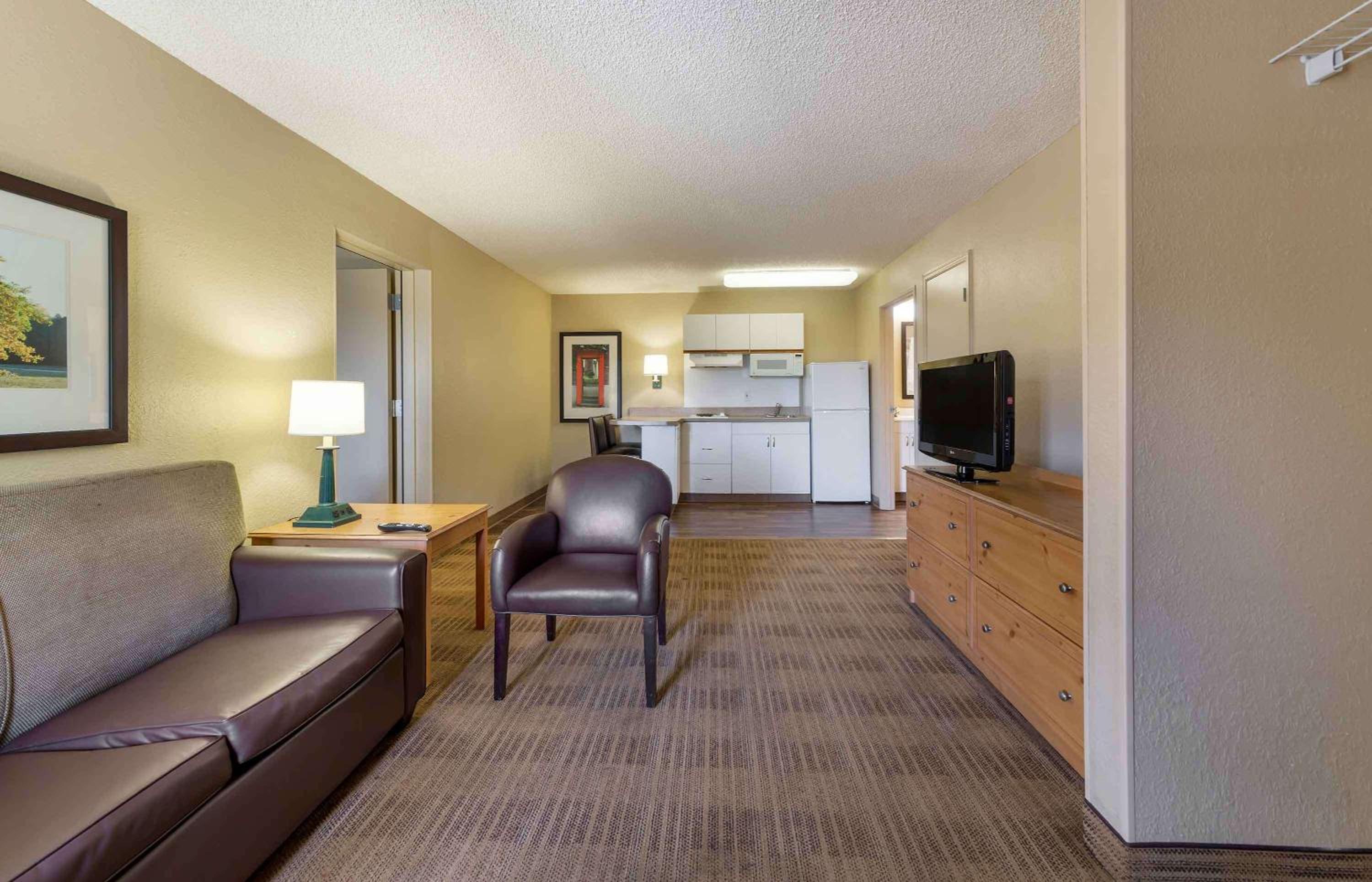 One Bedroom Suite - Non-Smoking - Photo 7