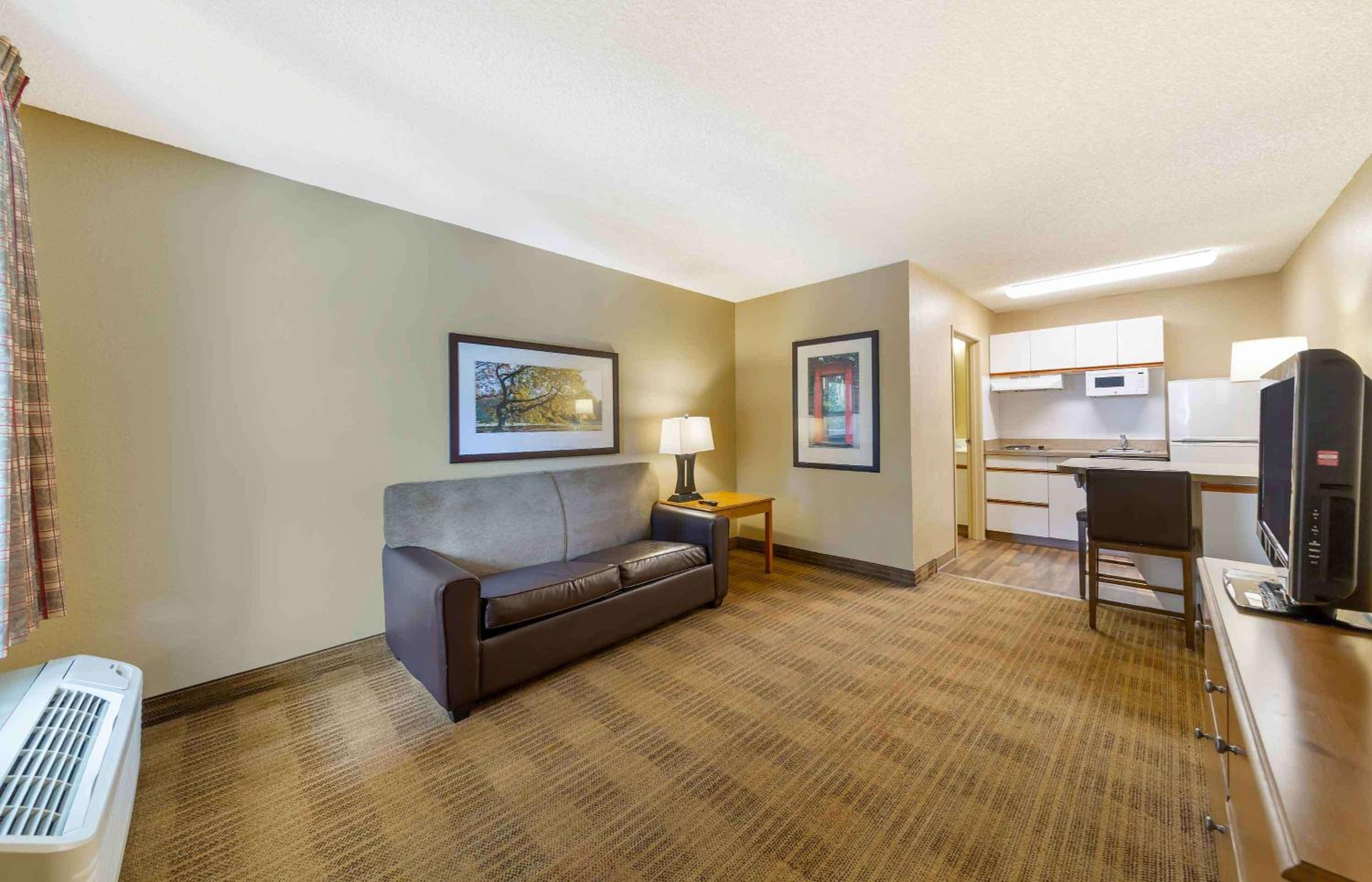 One Bedroom Suite with 2 Queen Beds - Non-Smoking - Photo 8