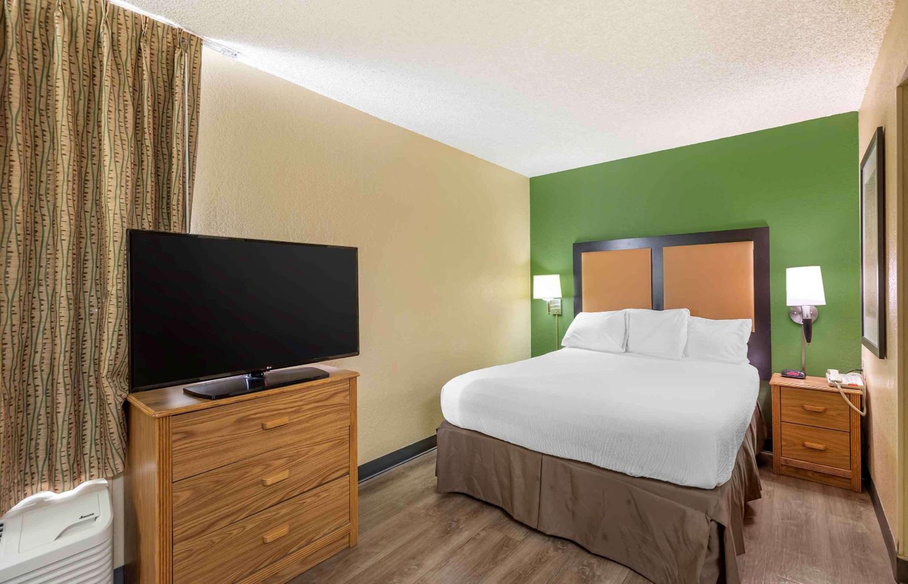 Deluxe Studio with 1 Queen Bed - Non-Smoking - Photo 1