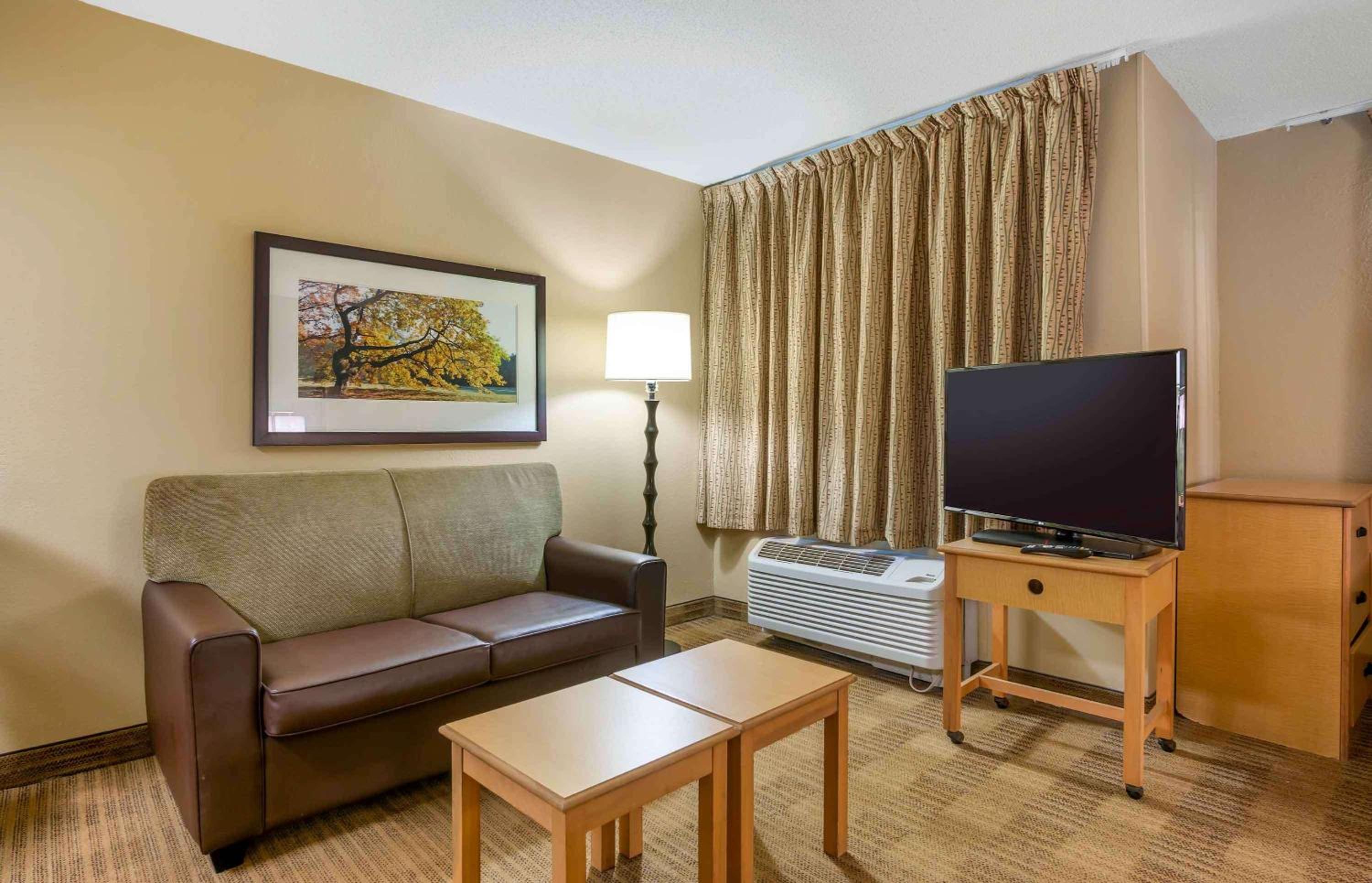 Deluxe Studio with Two Double Beds - Non-Smoking - Photo 8