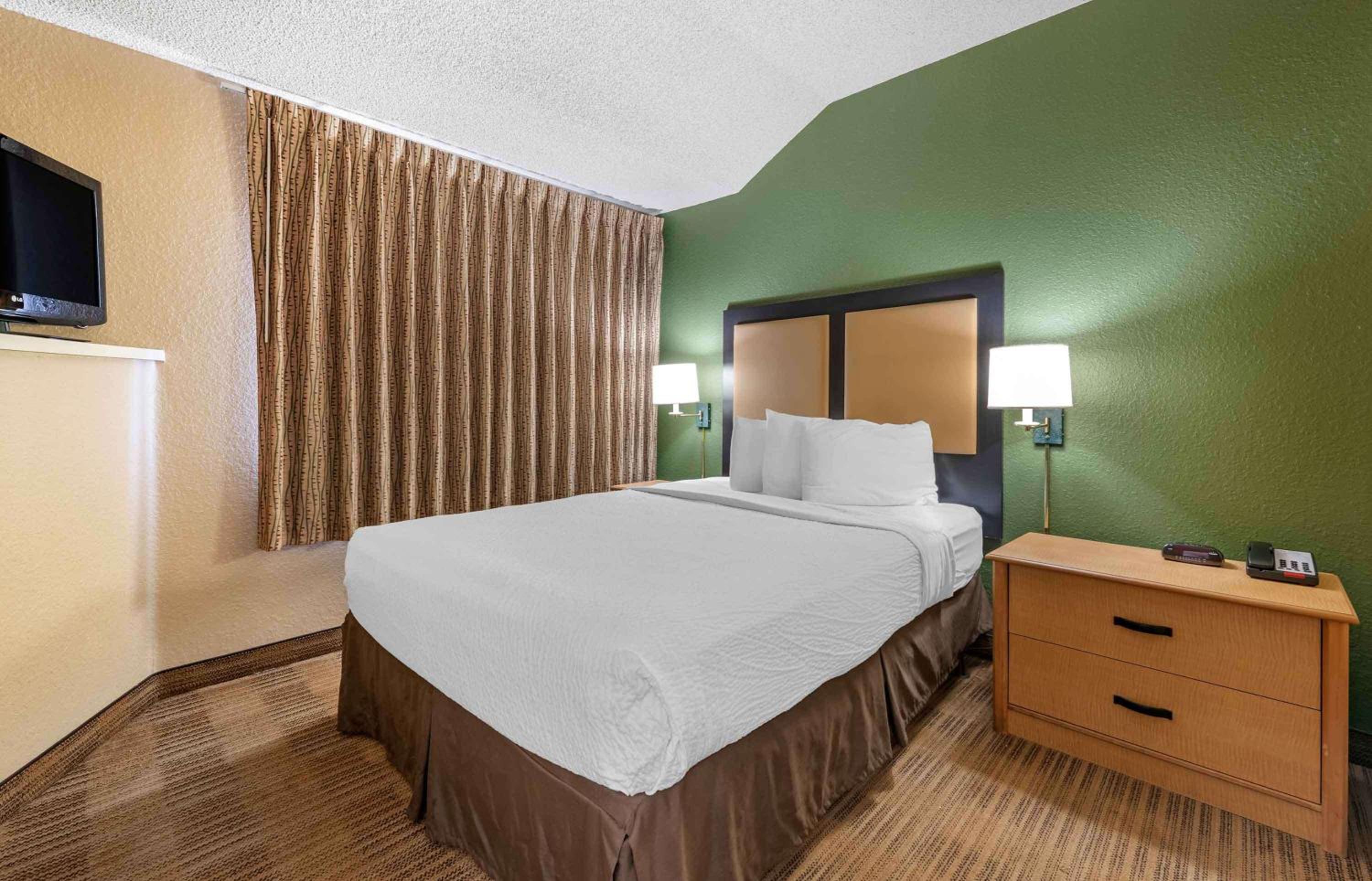 One Bedroom Suite with 1 Queen Bed - Non-Smoking - Photo 1
