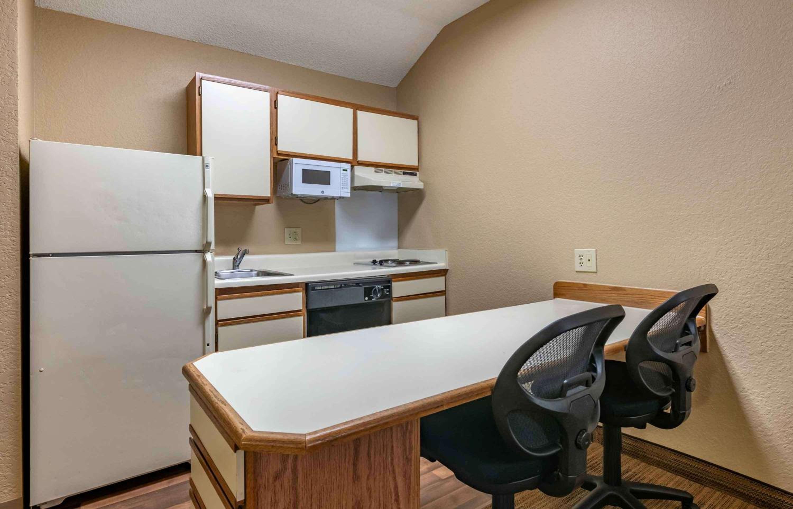 One Bedroom Suite with 1 Queen Bed - Non-Smoking - Photo 10