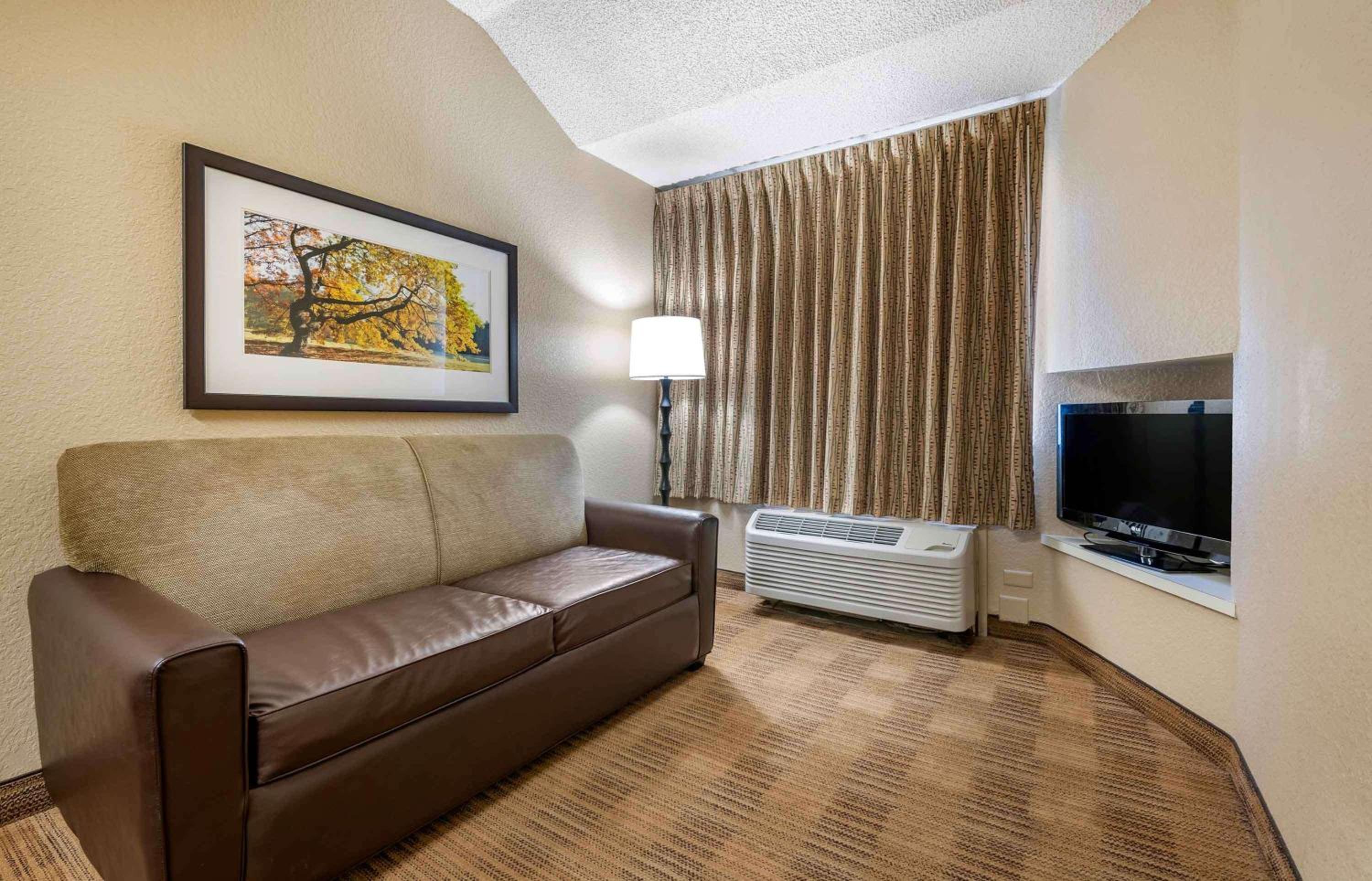 One Bedroom Suite with 1 Queen Bed - Non-Smoking - Photo 7