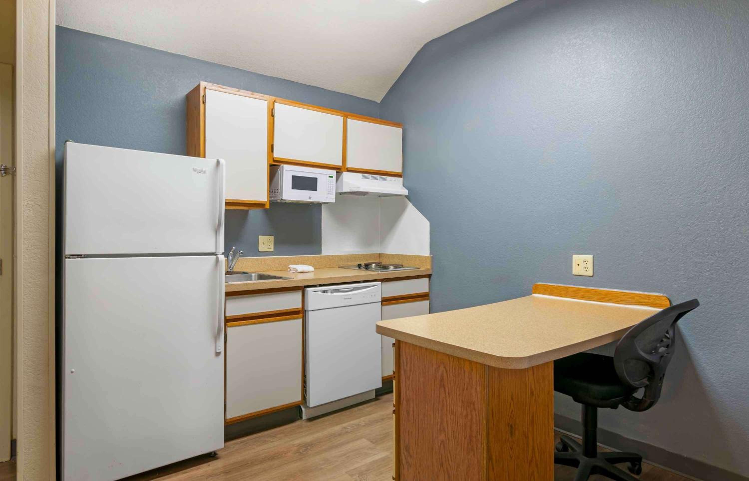 One Bedroom Suite with 1 Queen Bed - Non-Smoking - Photo 9