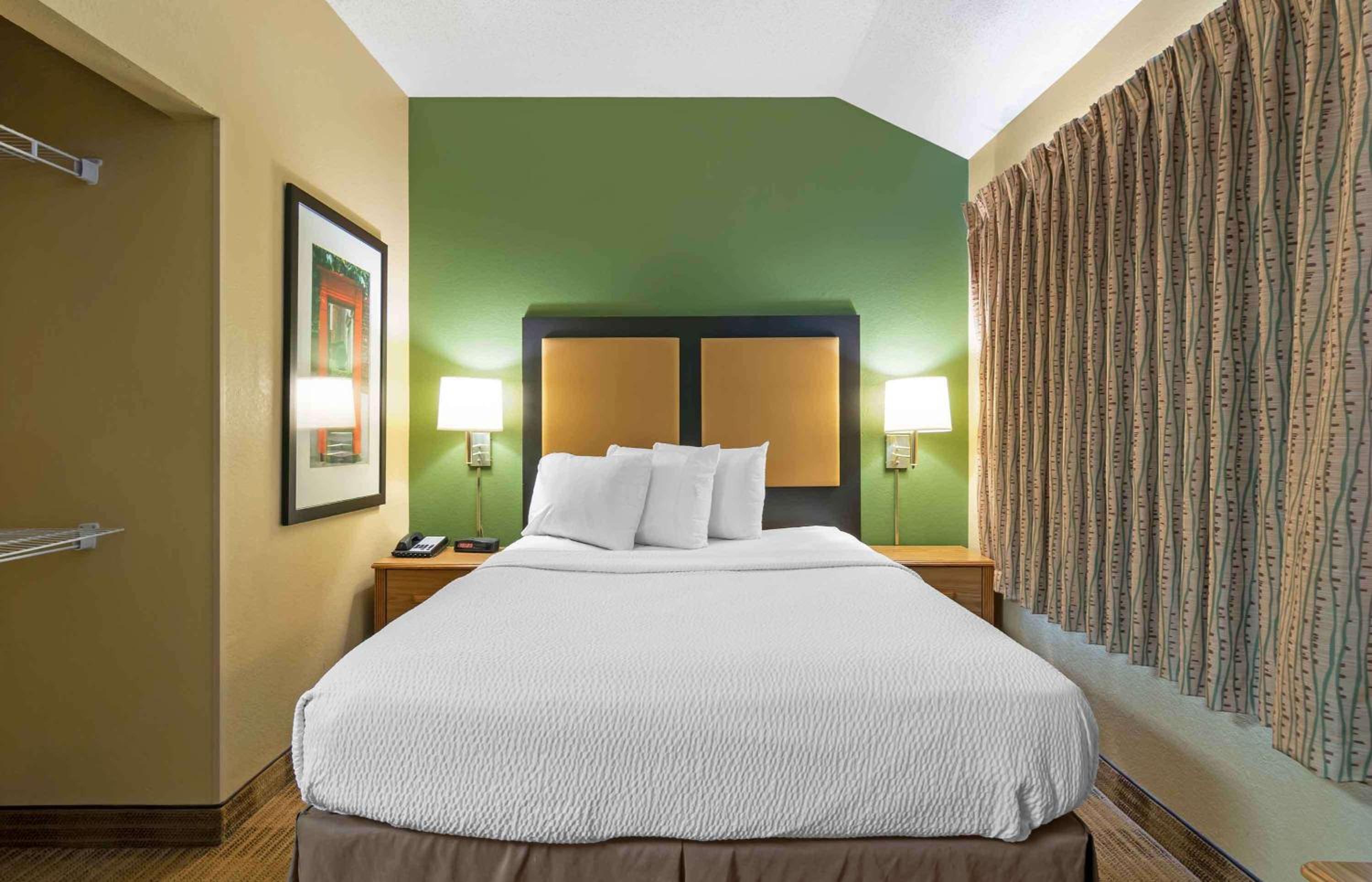 Deluxe Studio with 1 Queen Bed - Non-Smoking - Photo 7
