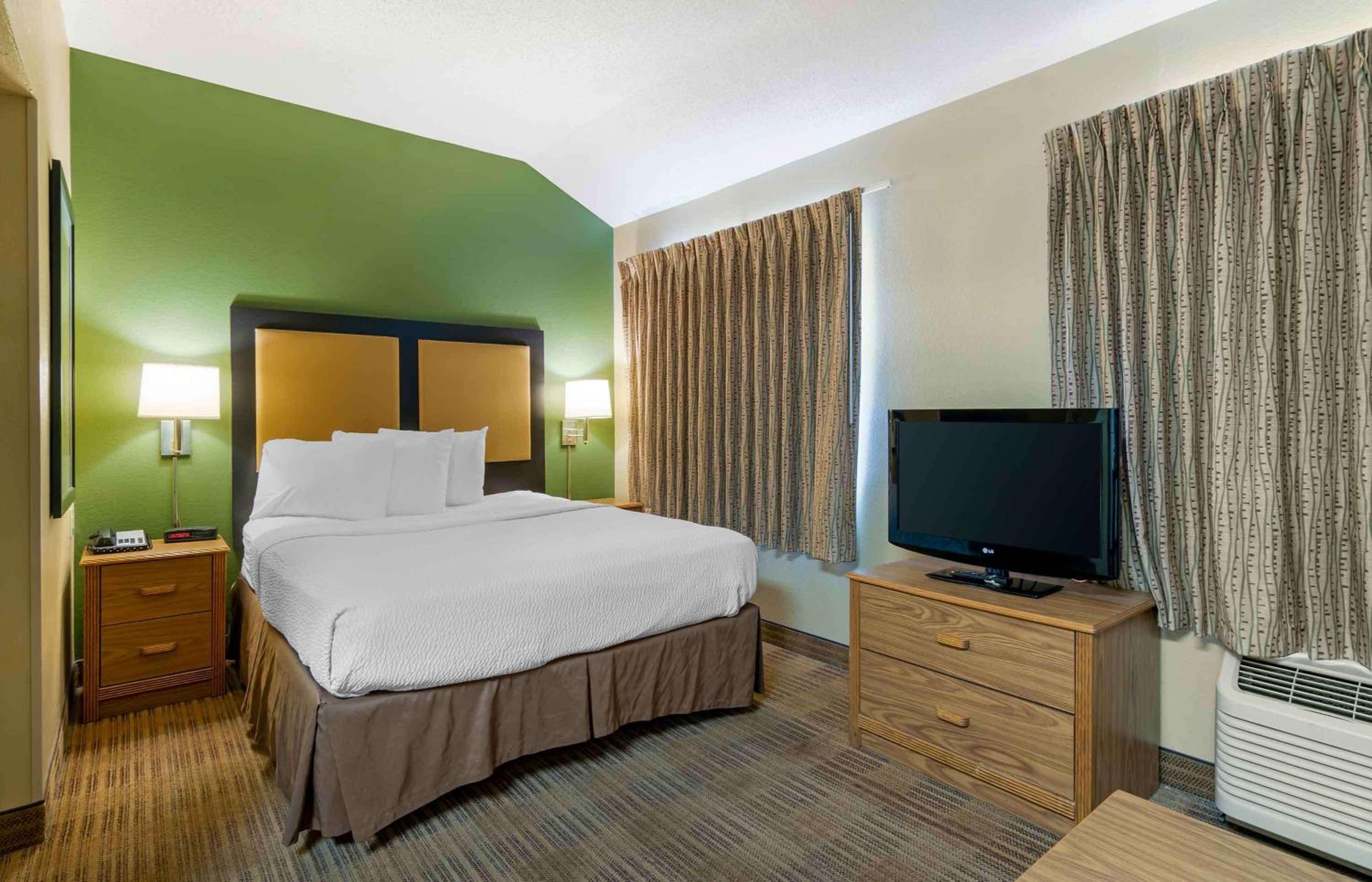 Deluxe Studio with 1 Queen Bed - Non-Smoking - Photo 1