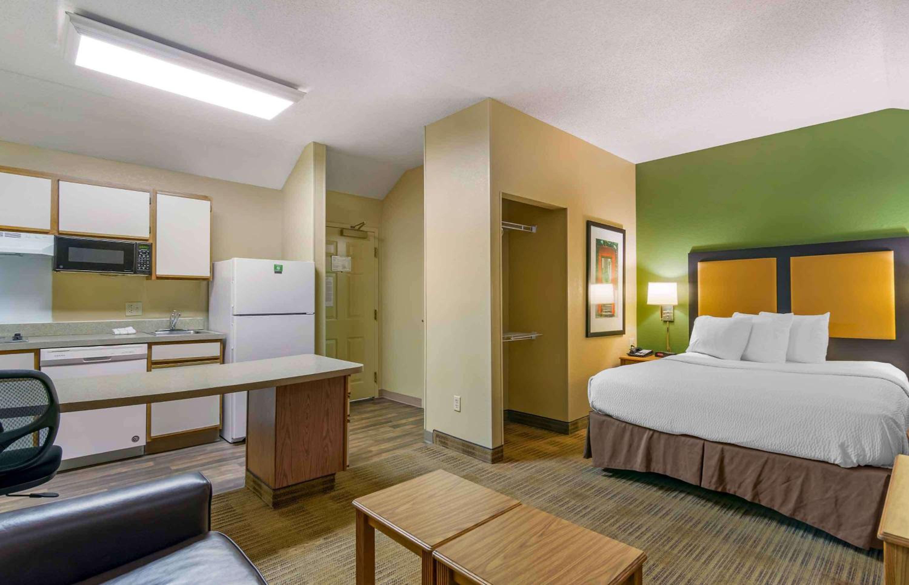 Deluxe Studio with 1 Queen Bed - Non-Smoking - Photo 6