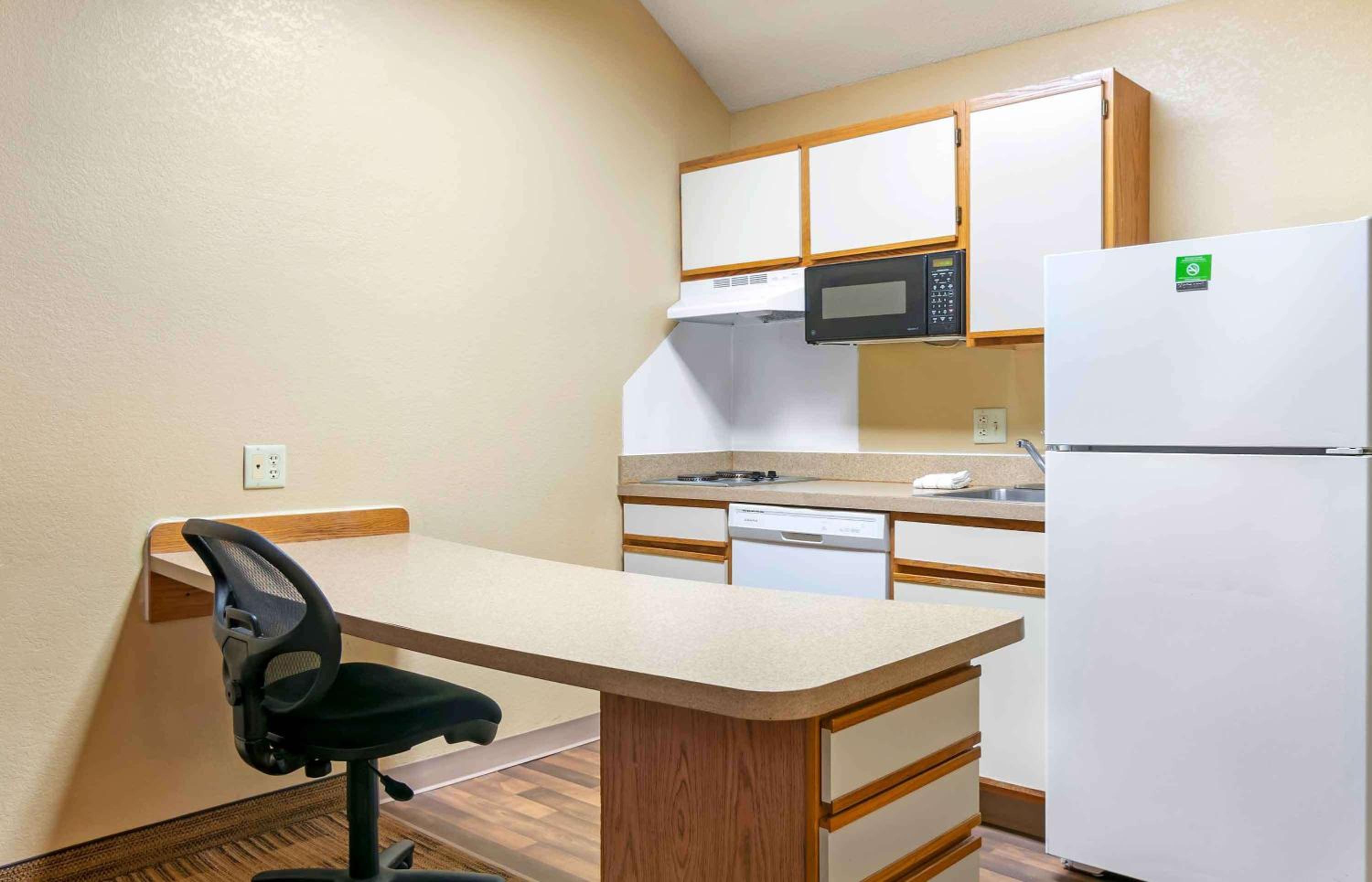 Deluxe Studio with 1 Queen Bed - Non-Smoking - Photo 4