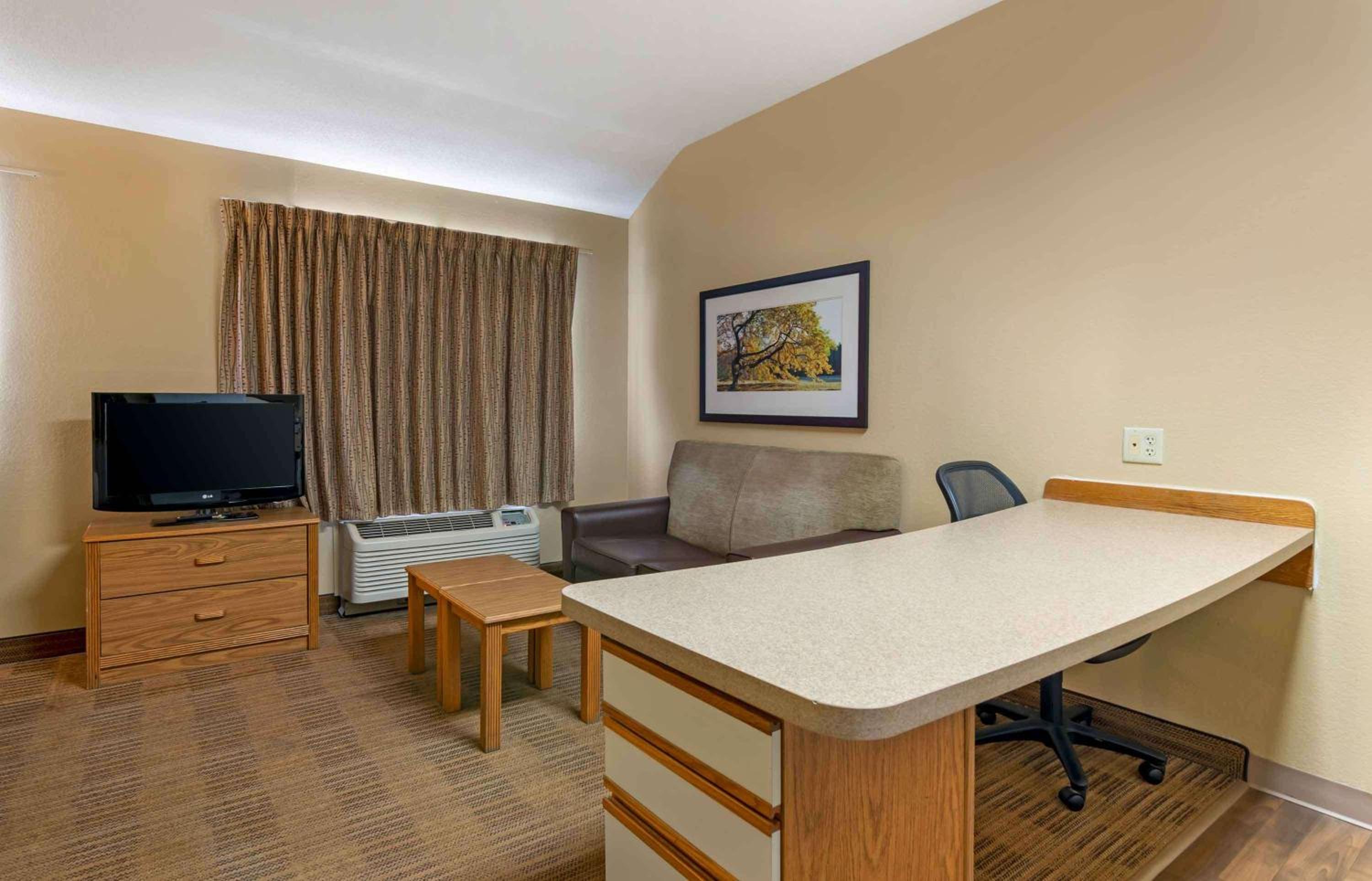 Deluxe Studio with 1 Queen Bed - Non-Smoking - Photo 5