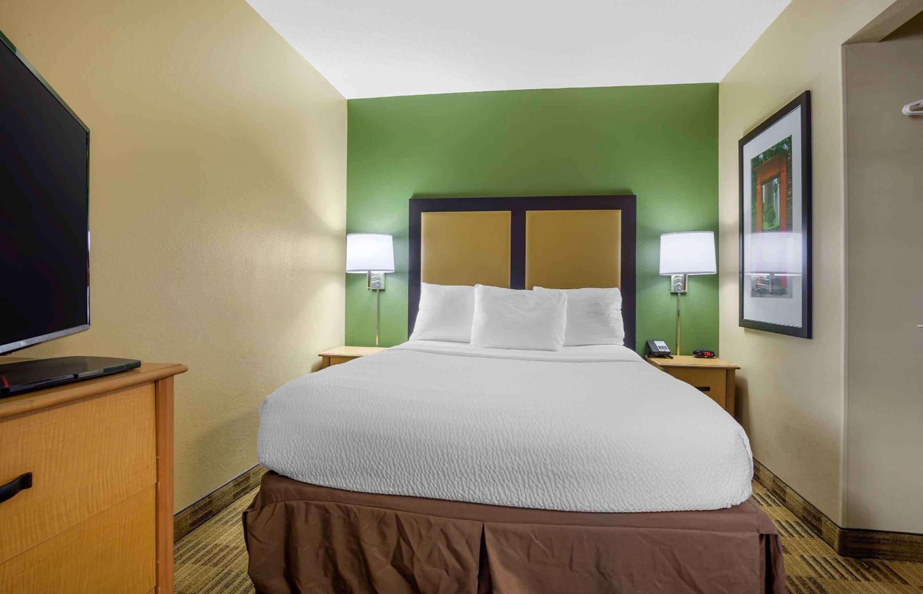 Deluxe Studio with 1 Queen Bed - Non-Smoking - Photo 1