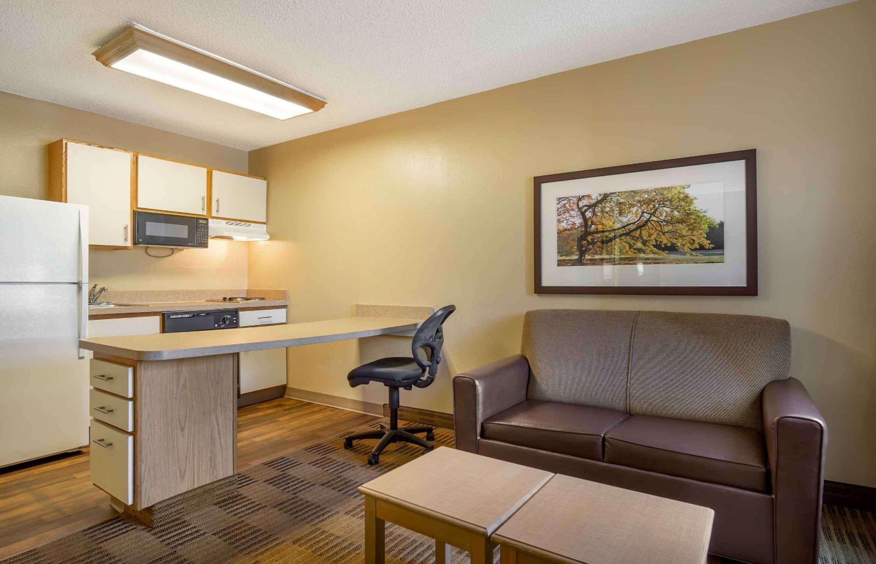 Deluxe Studio with 1 Queen Bed - Non-Smoking - Photo 9