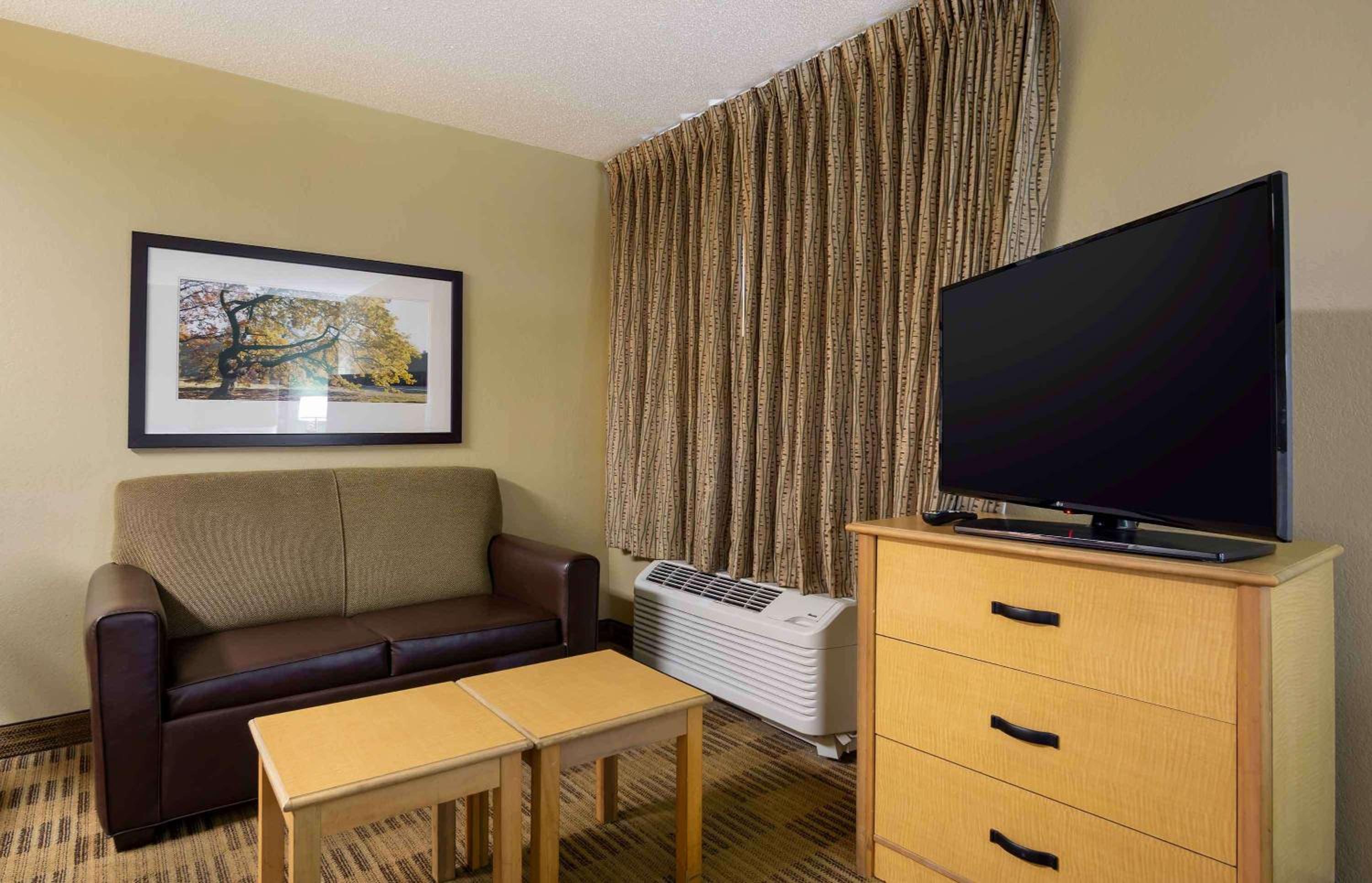 Deluxe Studio with 1 Queen Bed - Non-Smoking - Photo 10