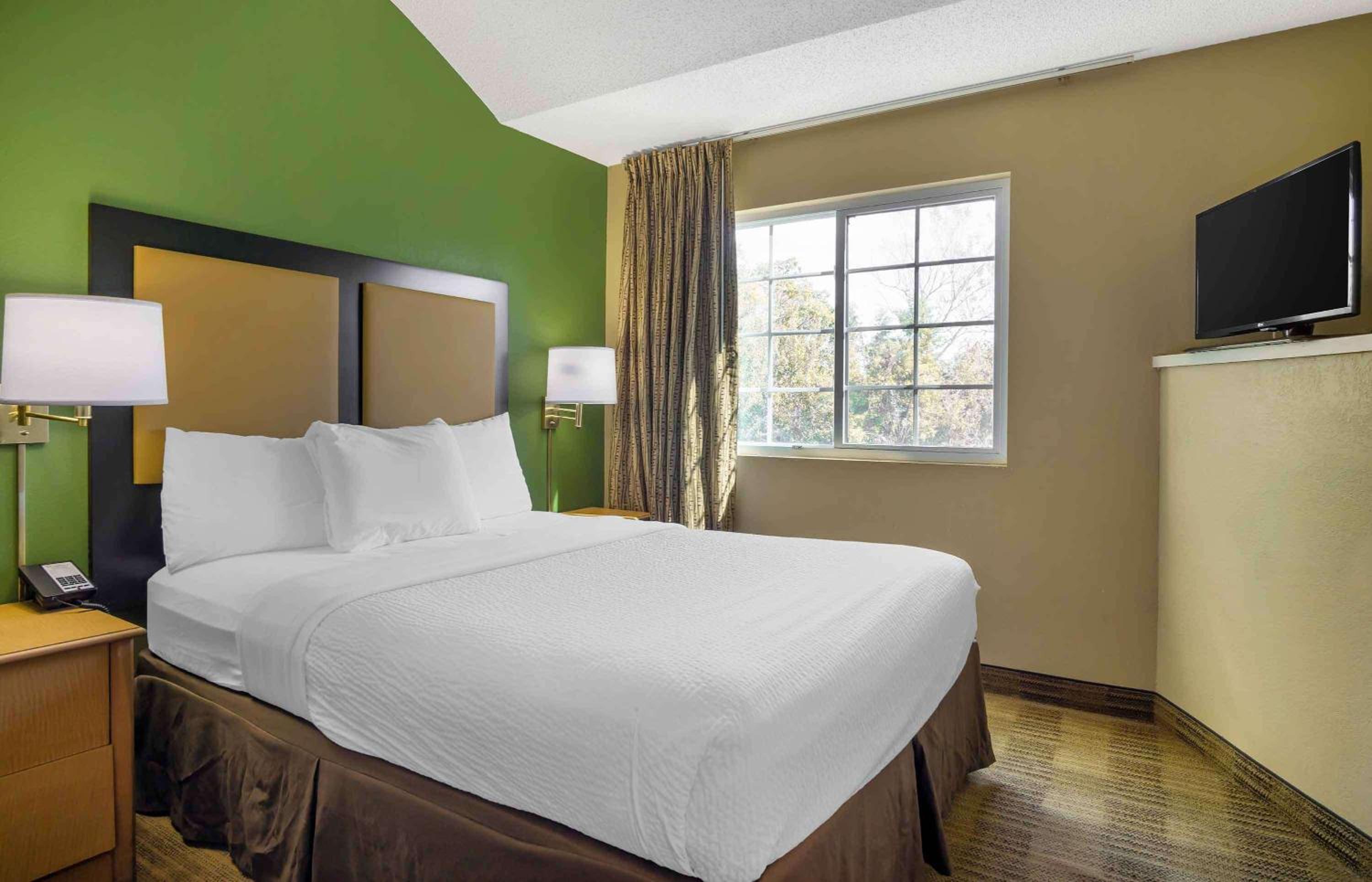 One Bedroom Suite with 1 Queen Bed - Non-Smoking - Photo 1
