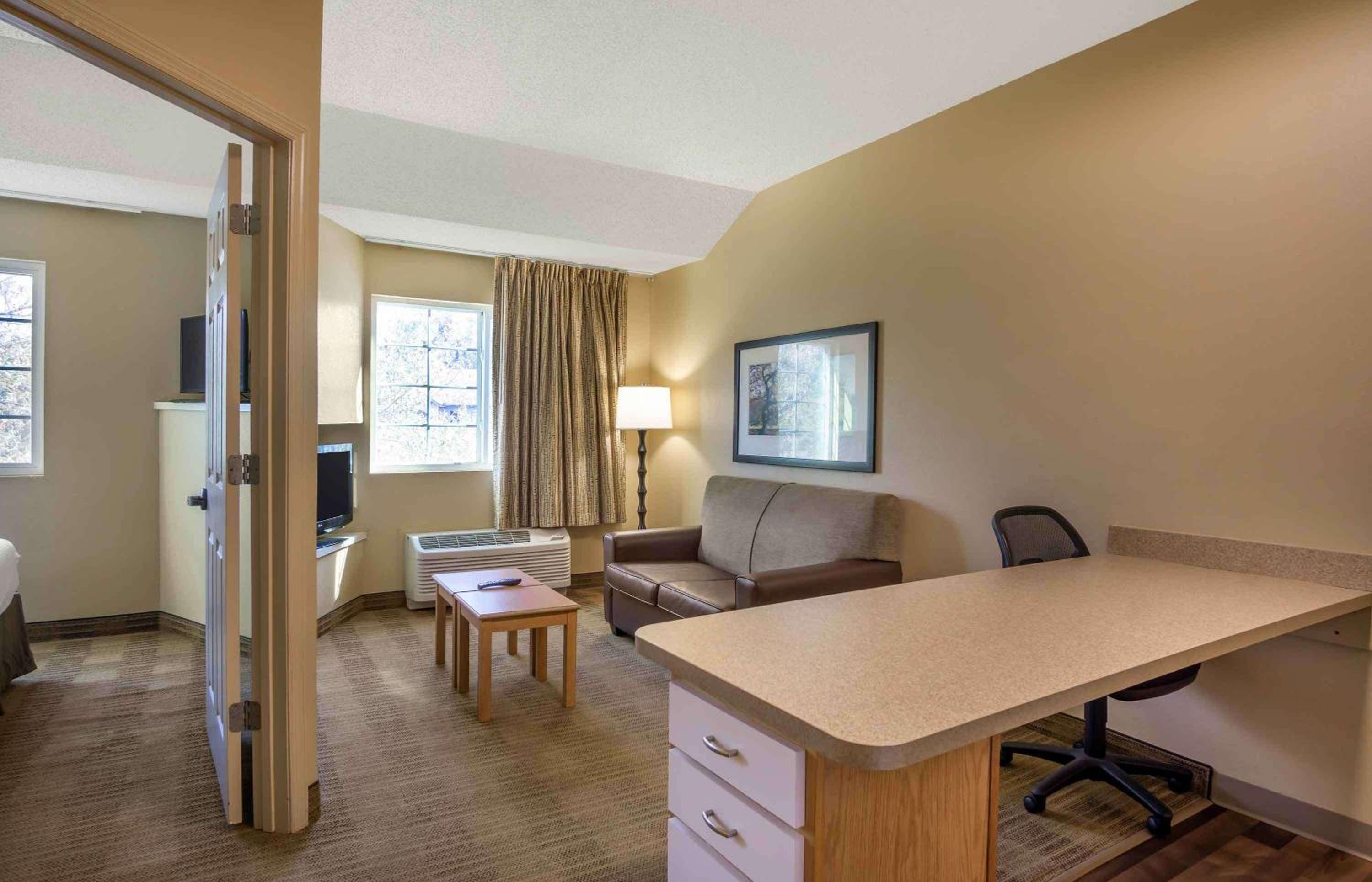 One Bedroom Suite with 1 Queen Bed - Non-Smoking - Photo 4