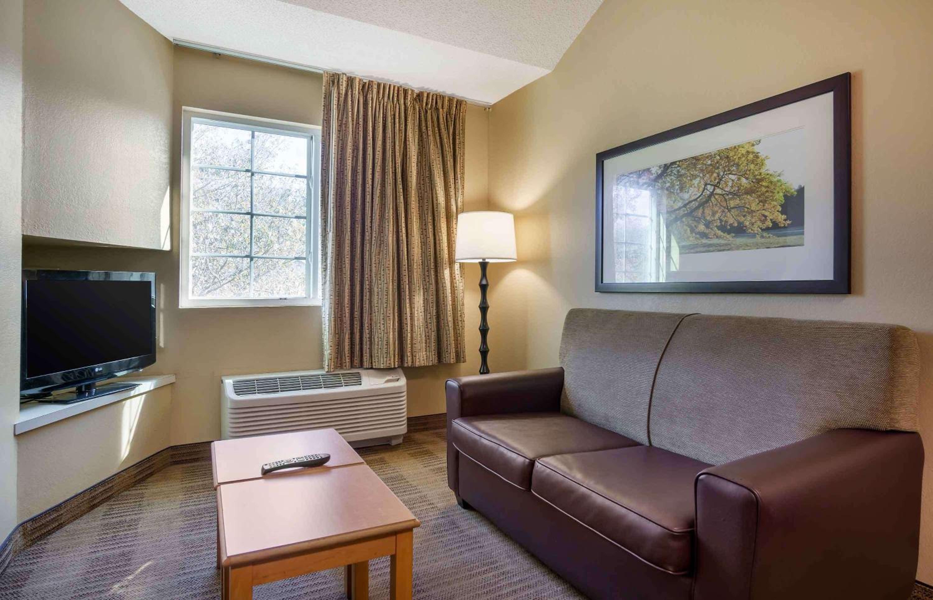 One Bedroom Suite with 1 Queen Bed - Non-Smoking - Photo 3