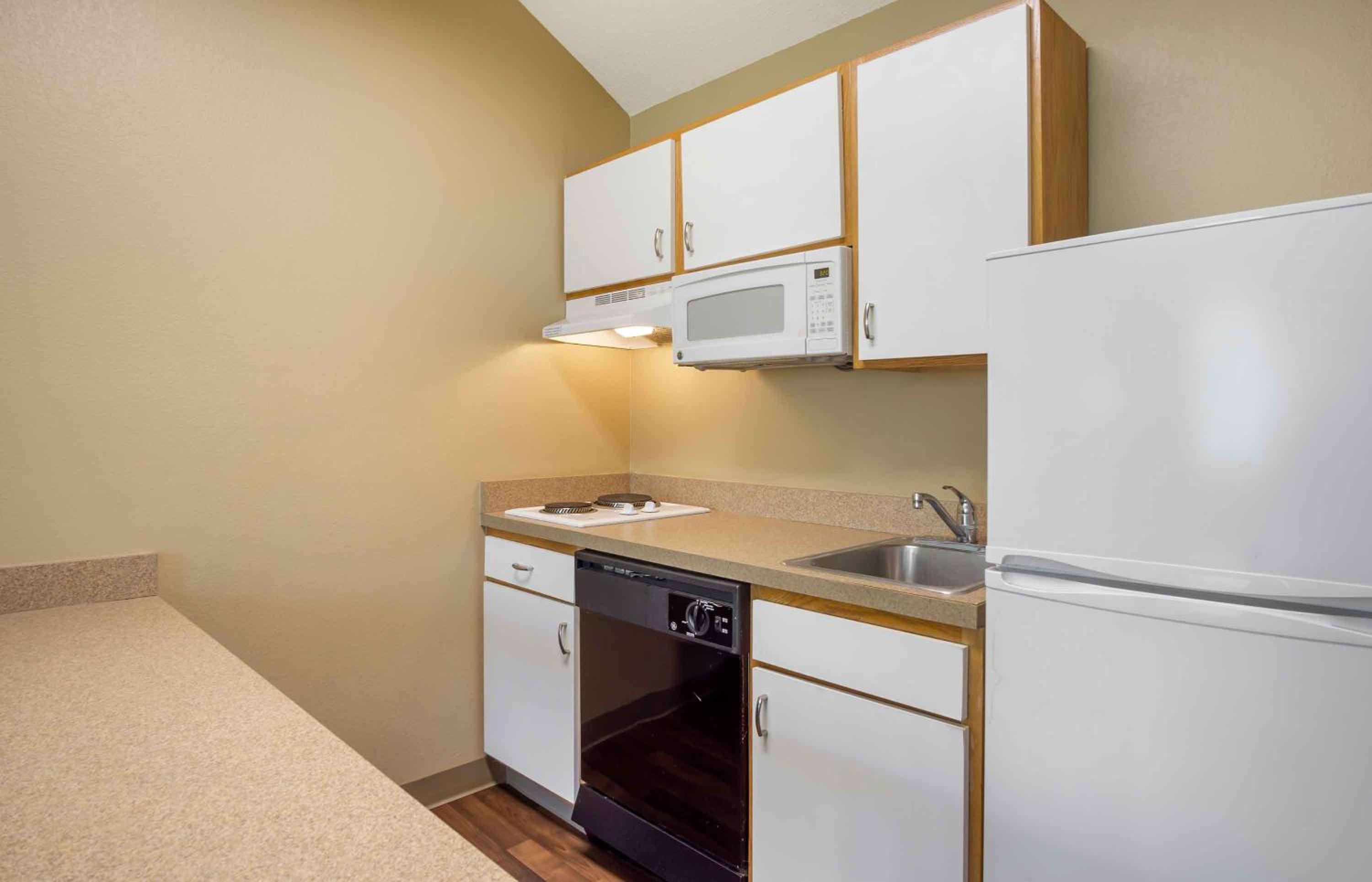 One Bedroom Suite with 1 Queen Bed - Non-Smoking - Photo 5