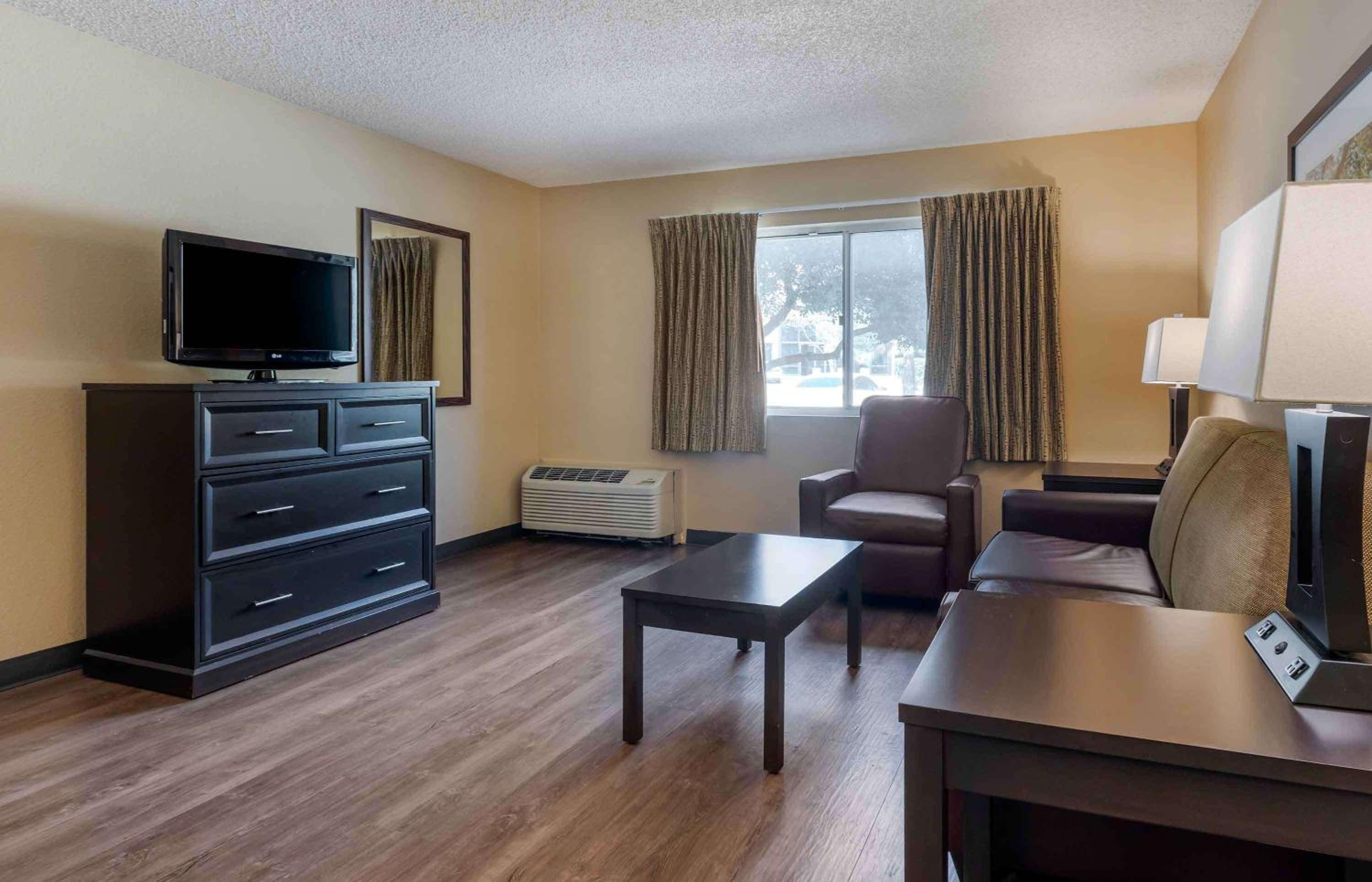 One Bedroom Suite - Non-Smoking - Photo 7